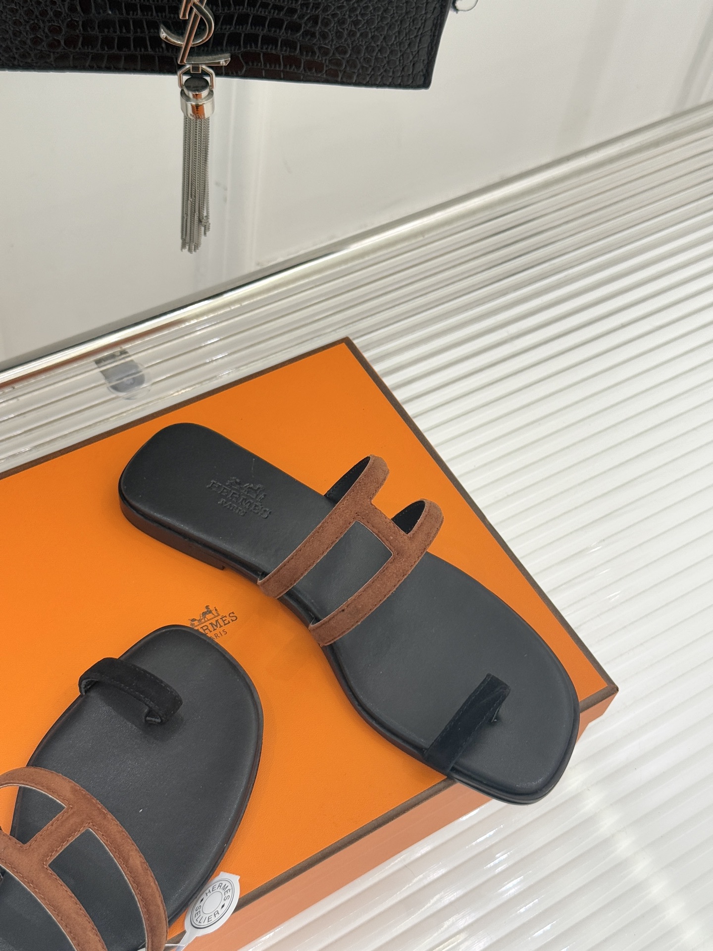 顶版 （配原版飞机盒）Hermès/爱马仕经典镂空猪鼻子夹脚拖鞋标志性的猪鼻子镂空设计俏皮吸睛在简约中彰