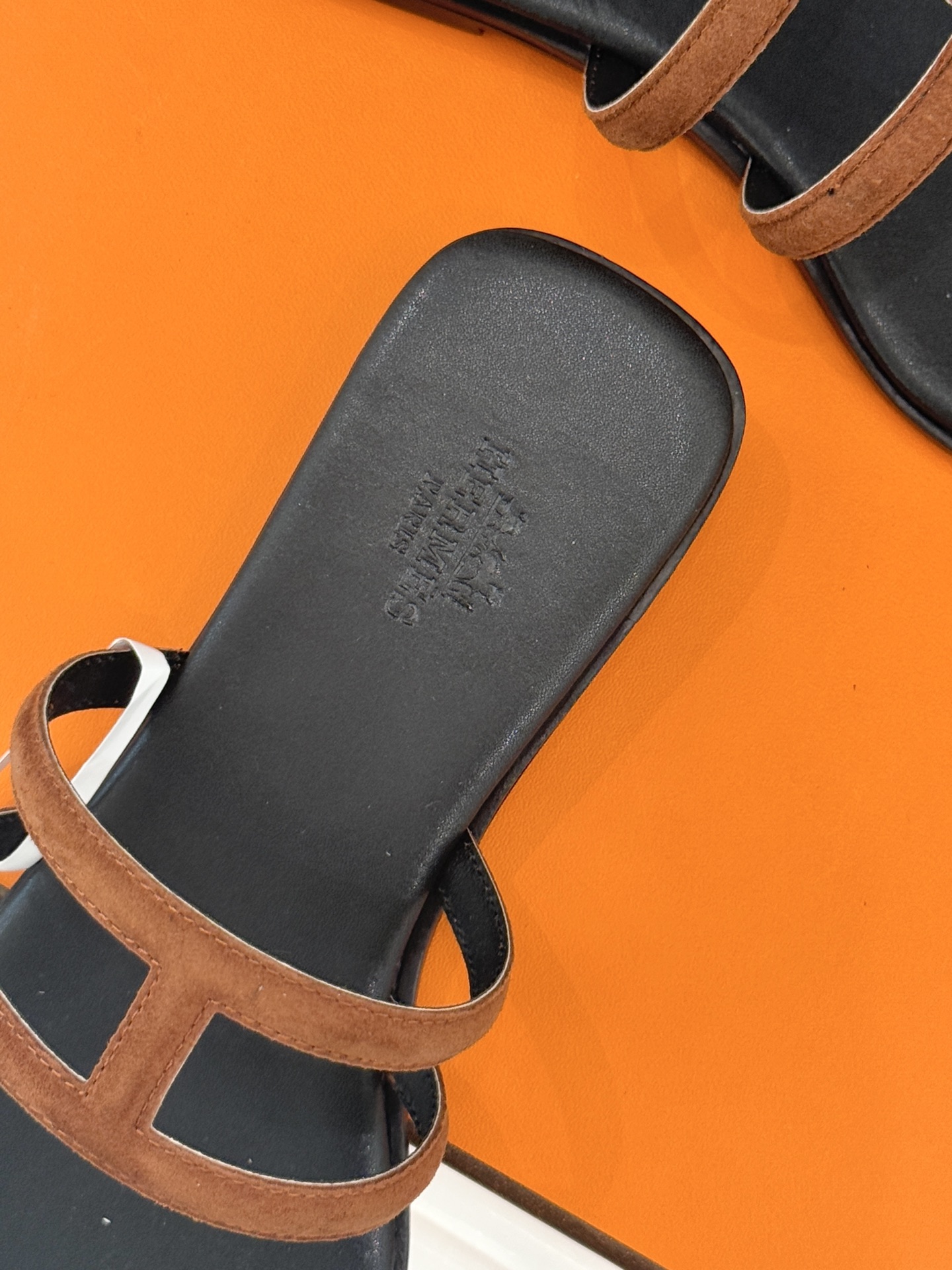 顶版 （配原版飞机盒）Hermès/爱马仕经典镂空猪鼻子夹脚拖鞋标志性的猪鼻子镂空设计俏皮吸睛在简约中彰