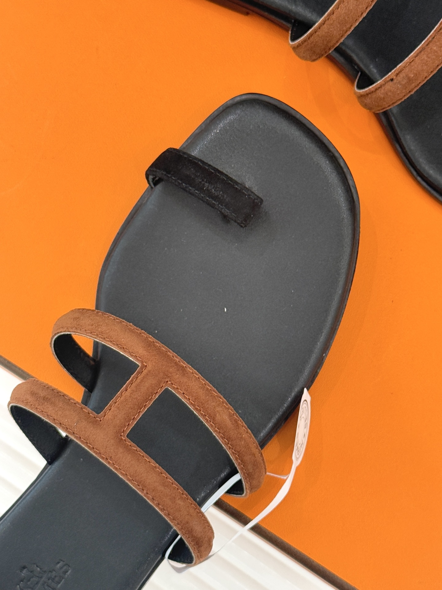 顶版 （配原版飞机盒）Hermès/爱马仕经典镂空猪鼻子夹脚拖鞋标志性的猪鼻子镂空设计俏皮吸睛在简约中彰