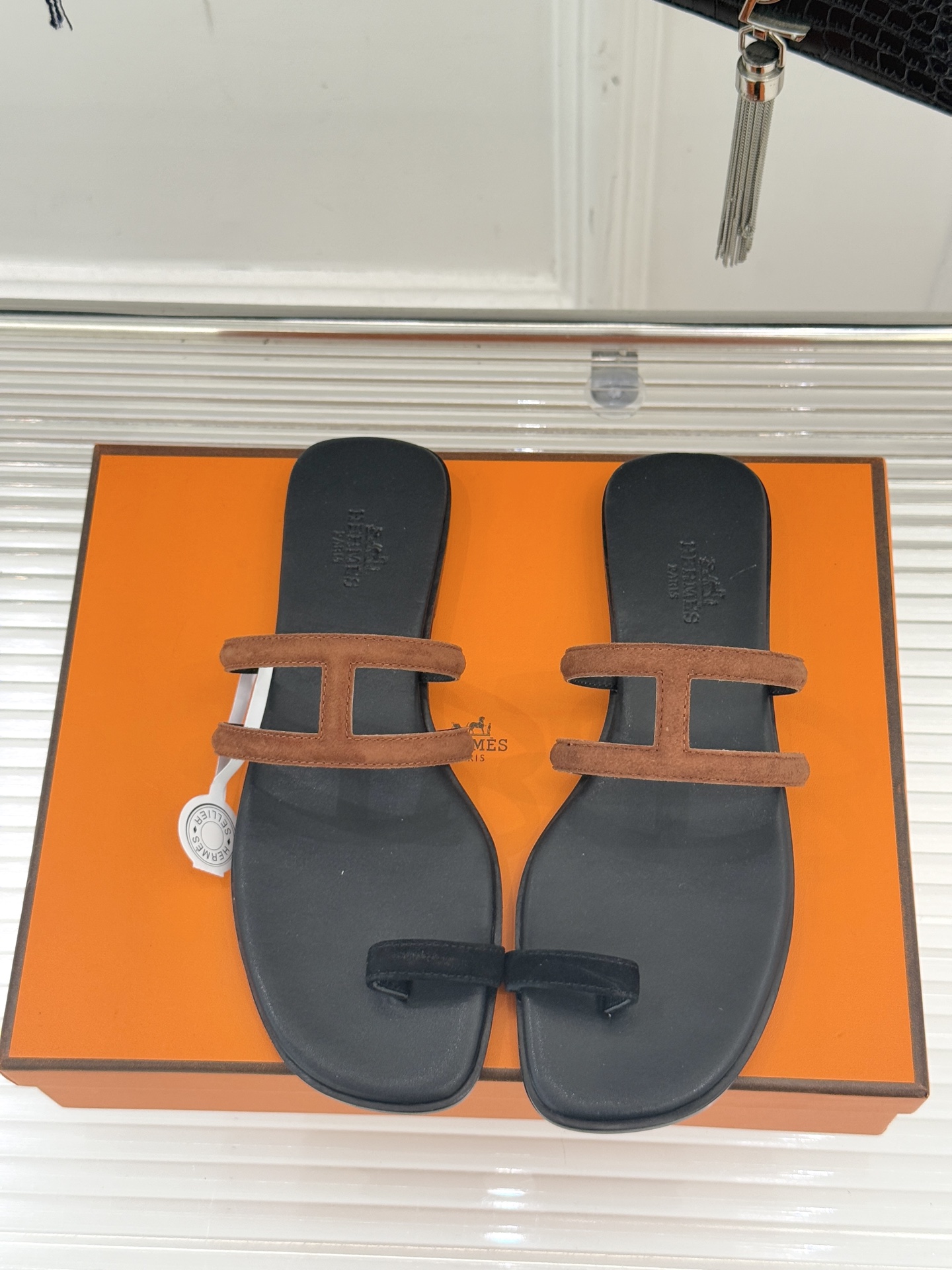 顶版 （配原版飞机盒）Hermès/爱马仕经典镂空猪鼻子夹脚拖鞋标志性的猪鼻子镂空设计俏皮吸睛在简约中彰