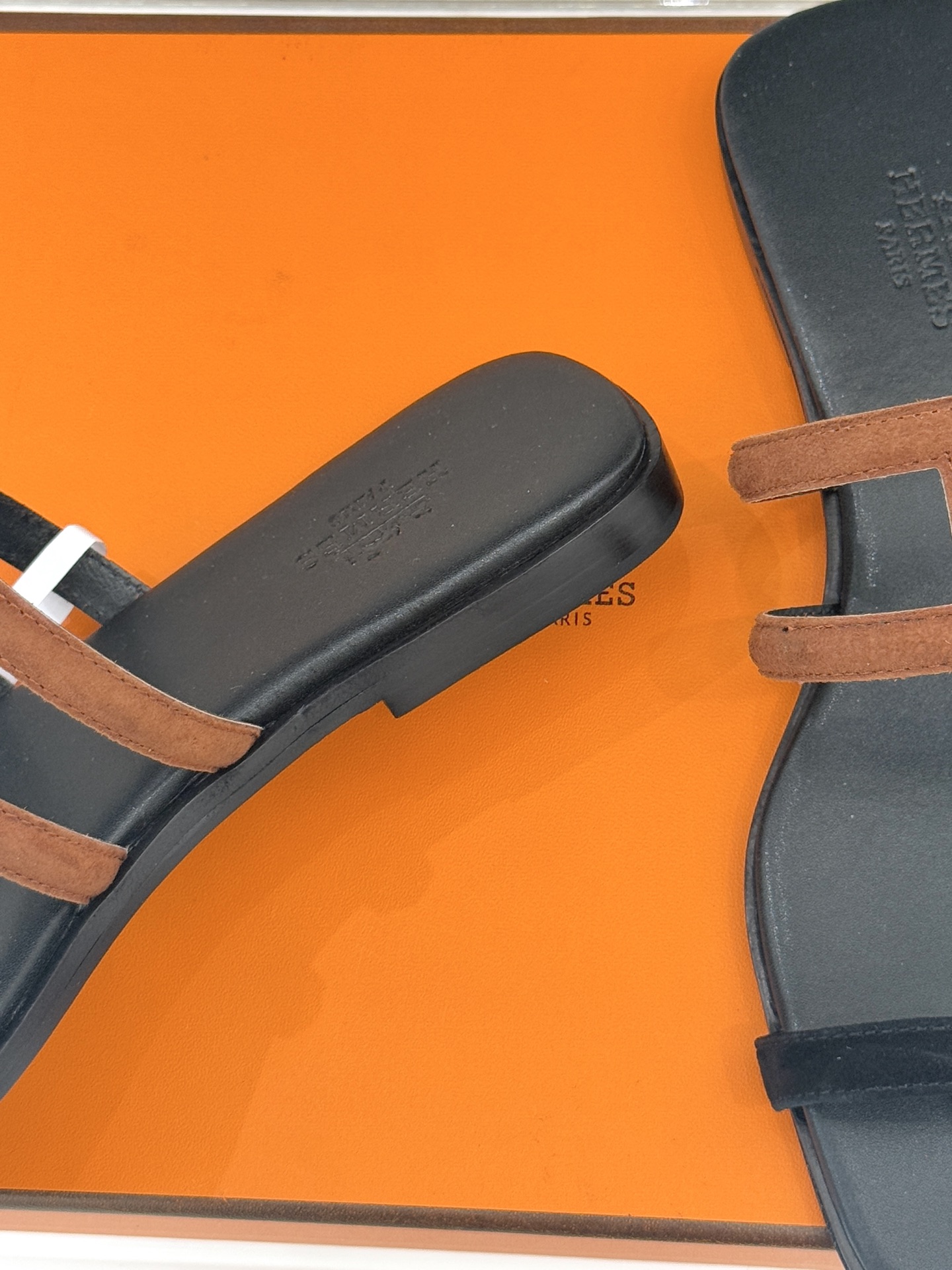 顶版 （配原版飞机盒）Hermès/爱马仕经典镂空猪鼻子夹脚拖鞋标志性的猪鼻子镂空设计俏皮吸睛在简约中彰