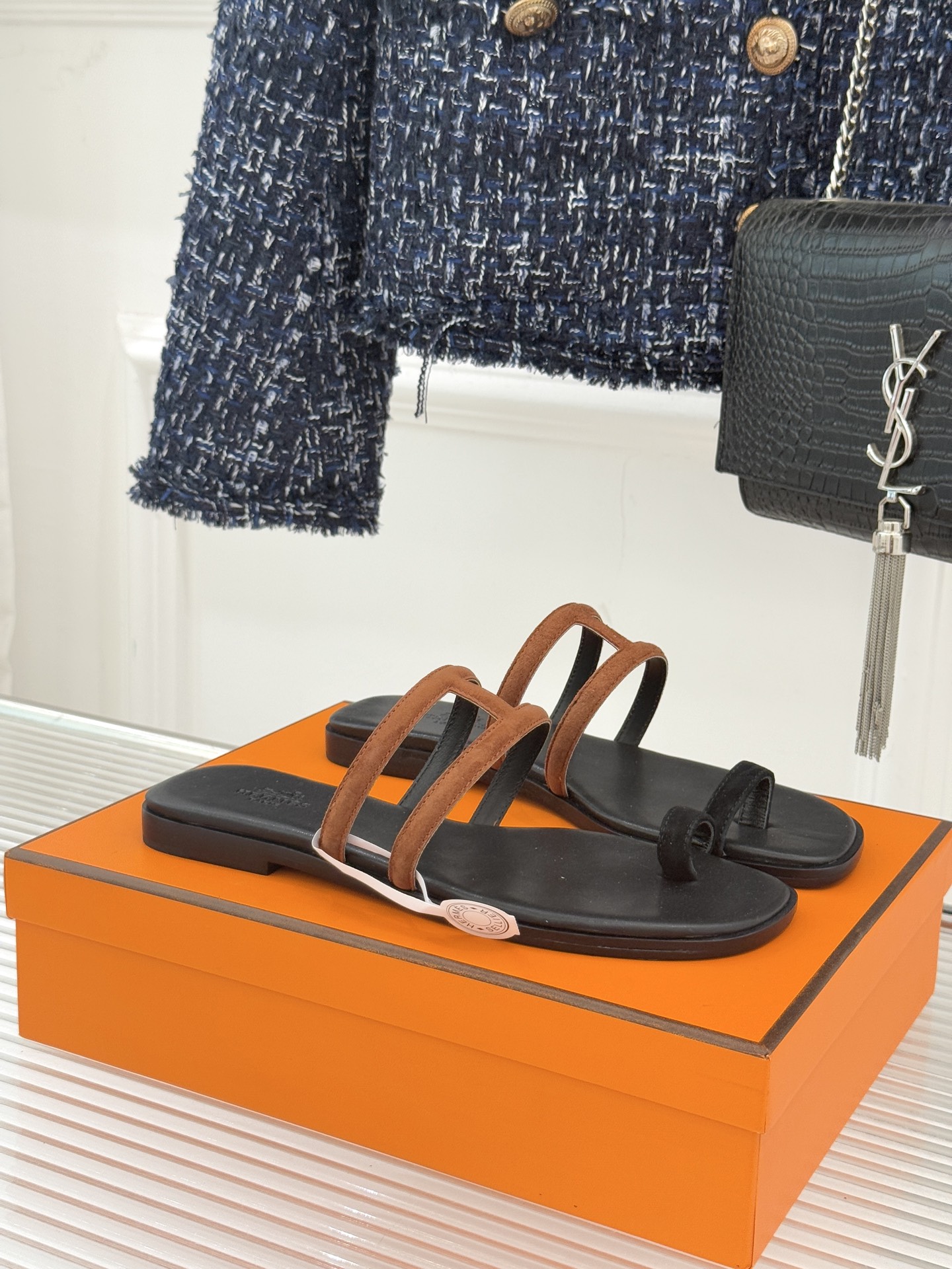 顶版 （配原版飞机盒）Hermès/爱马仕经典镂空猪鼻子夹脚拖鞋标志性的猪鼻子镂空设计俏皮吸睛在简约中彰