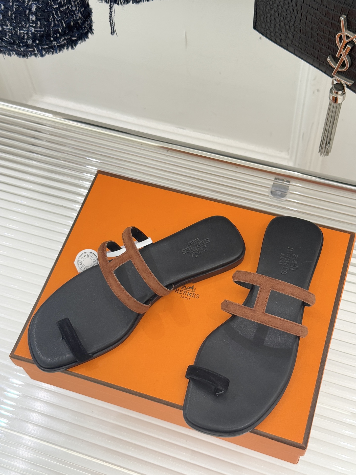 顶版 （配原版飞机盒）Hermès/爱马仕经典镂空猪鼻子夹脚拖鞋标志性的猪鼻子镂空设计俏皮吸睛在简约中彰