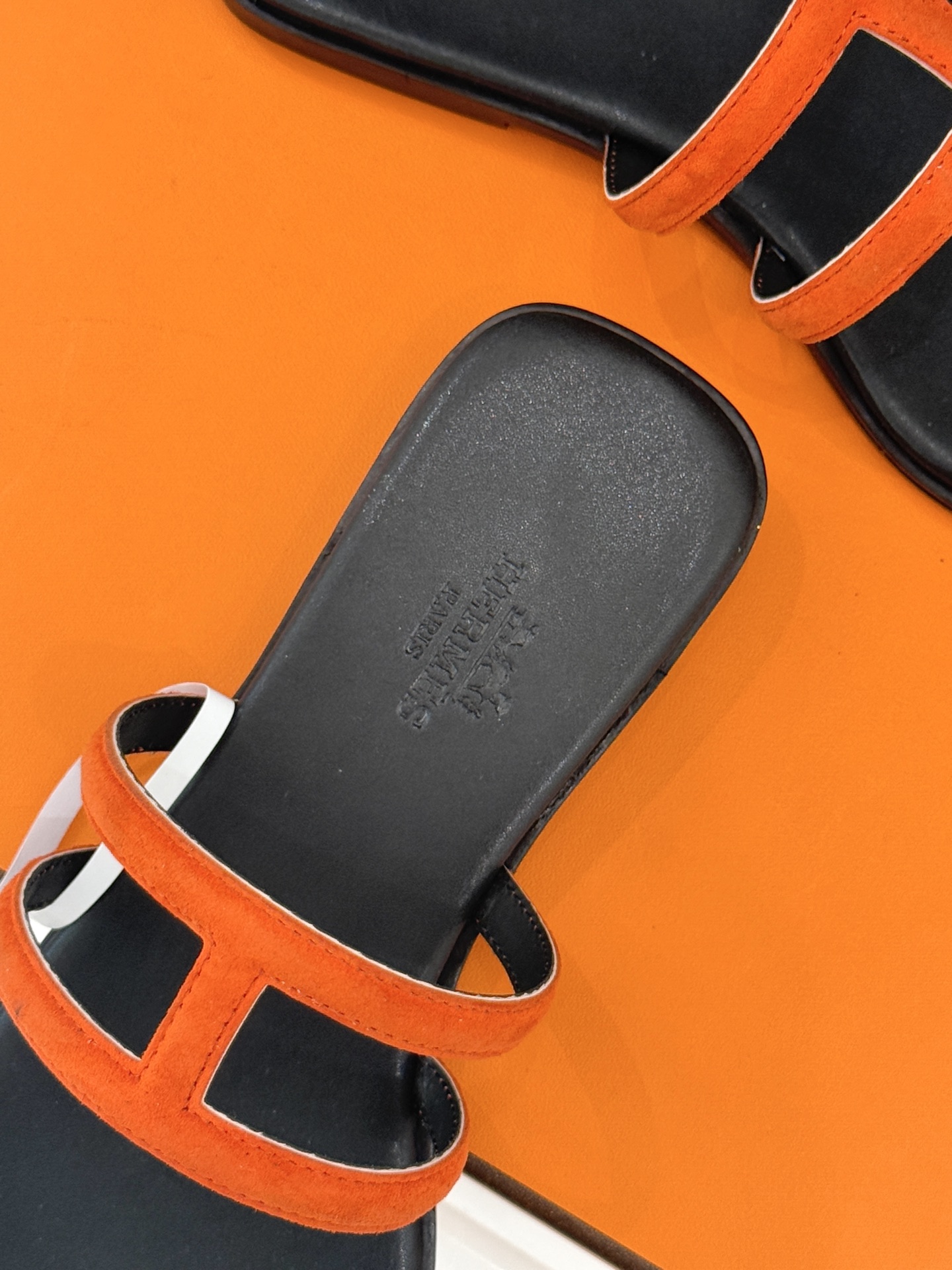 顶版 （配原版飞机盒）Hermès/爱马仕经典镂空猪鼻子夹脚拖鞋标志性的猪鼻子镂空设计俏皮吸睛在简约中彰