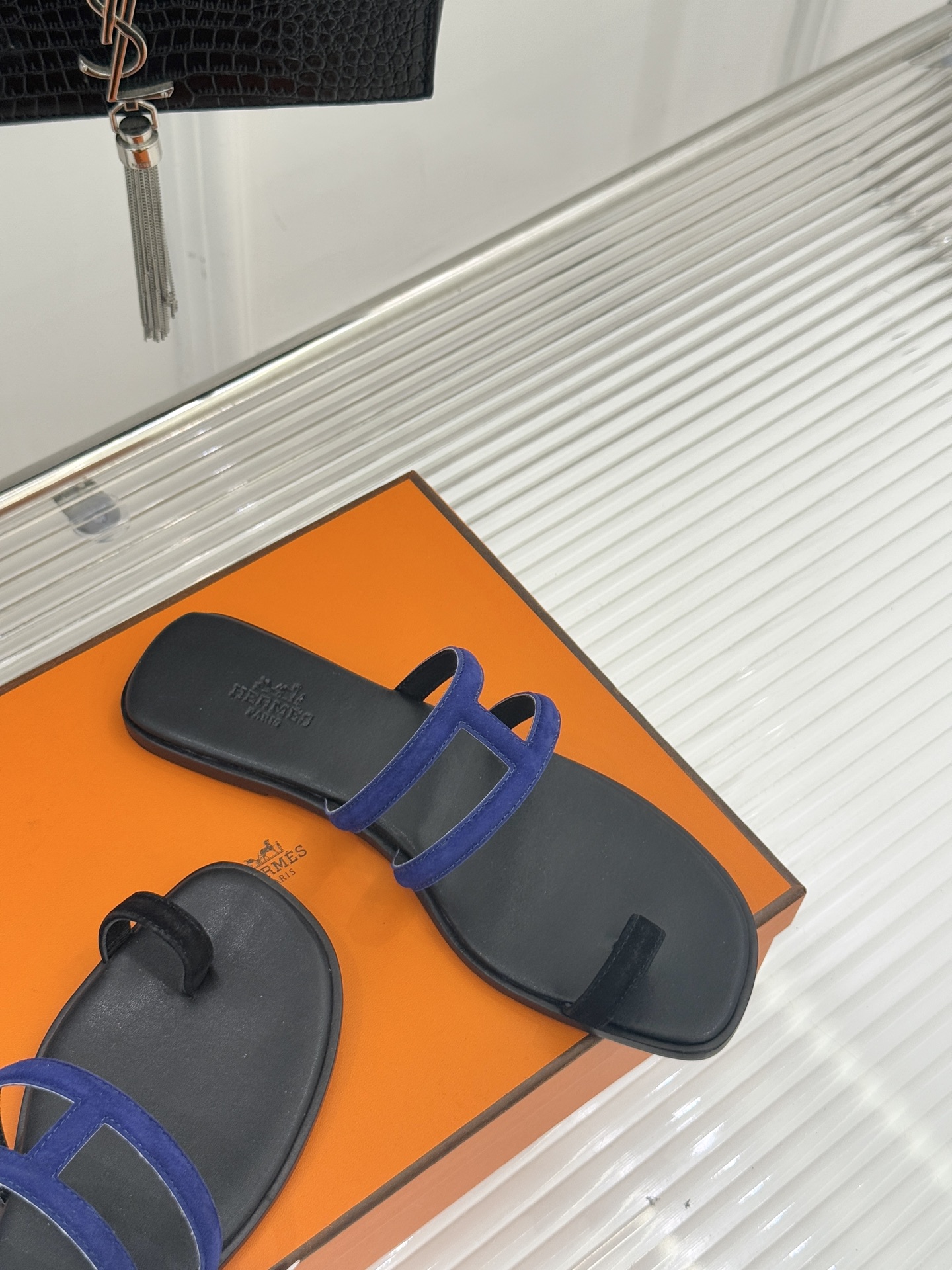 顶版 （配原版飞机盒）Hermès/爱马仕经典镂空猪鼻子夹脚拖鞋标志性的猪鼻子镂空设计俏皮吸睛在简约中彰