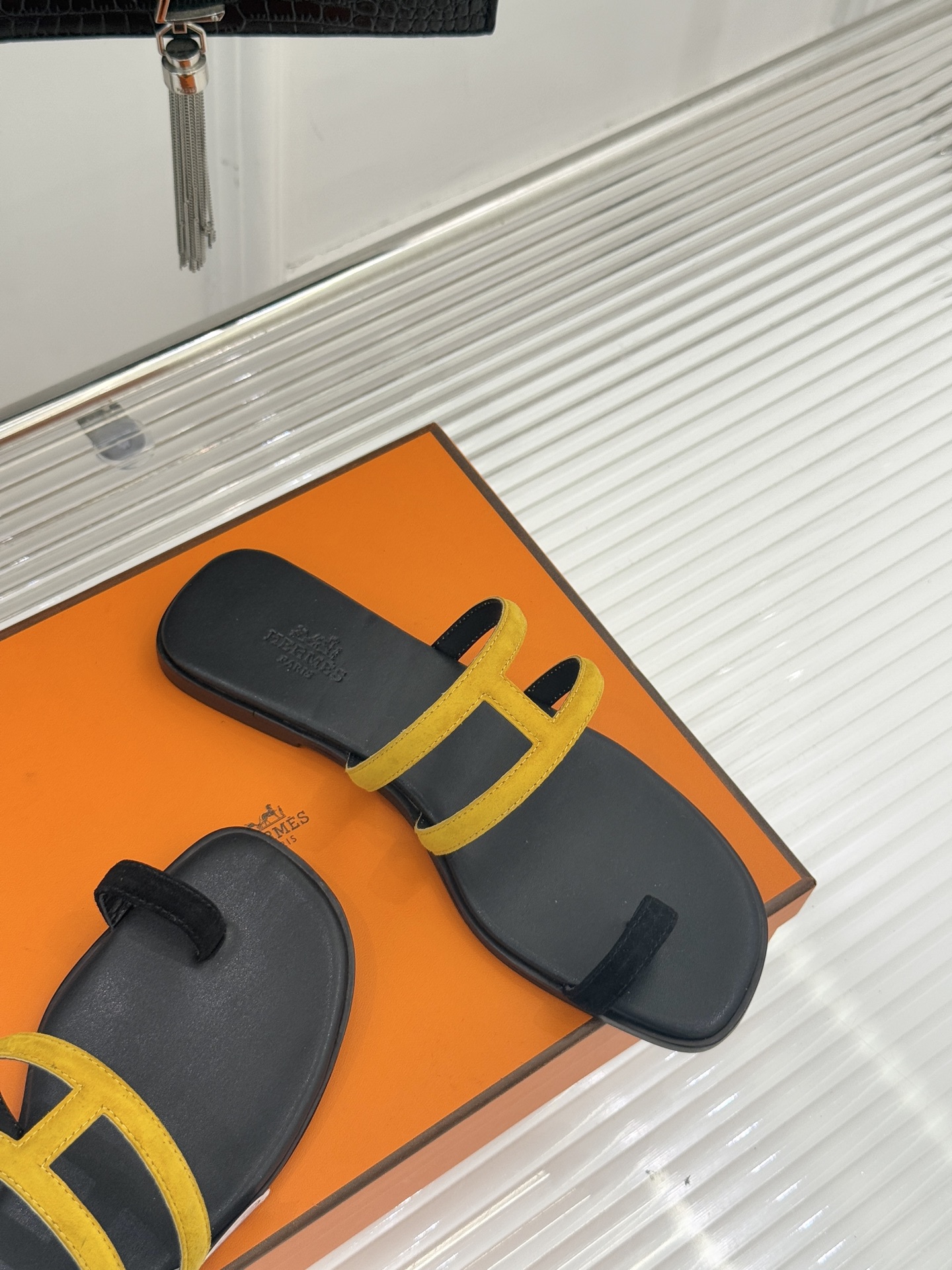 顶版 （配原版飞机盒）Hermès/爱马仕经典镂空猪鼻子夹脚拖鞋标志性的猪鼻子镂空设计俏皮吸睛在简约中彰