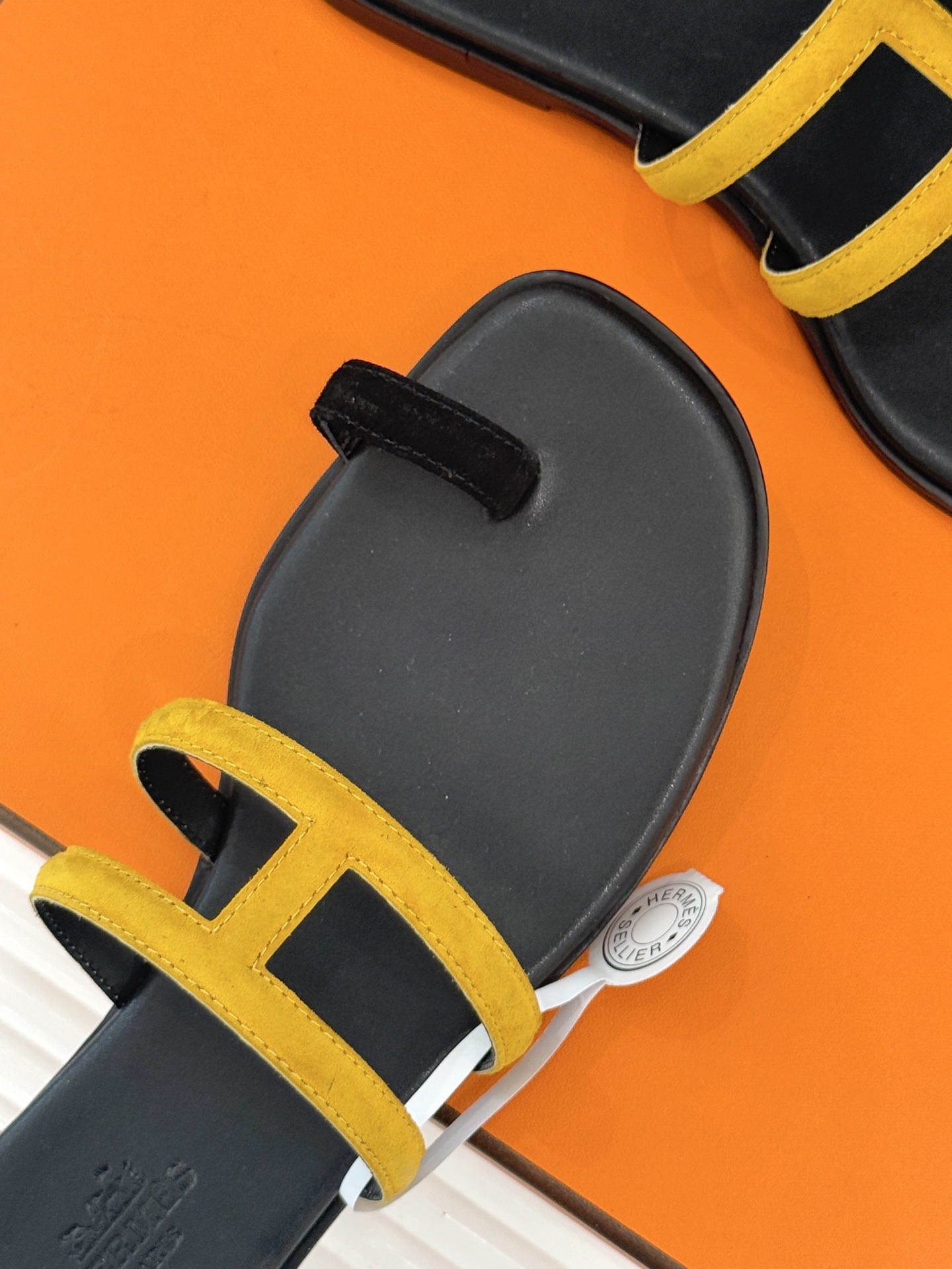 顶版 （配原版飞机盒）Hermès/爱马仕经典镂空猪鼻子夹脚拖鞋标志性的猪鼻子镂空设计俏皮吸睛在简约中彰