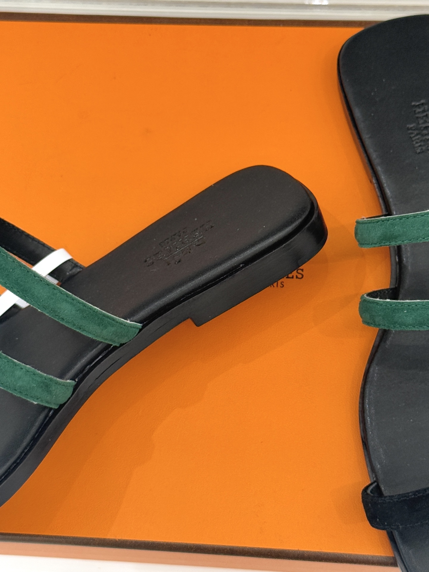 顶版 （配原版飞机盒）Hermès/爱马仕经典镂空猪鼻子夹脚拖鞋标志性的猪鼻子镂空设计俏皮吸睛在简约中彰