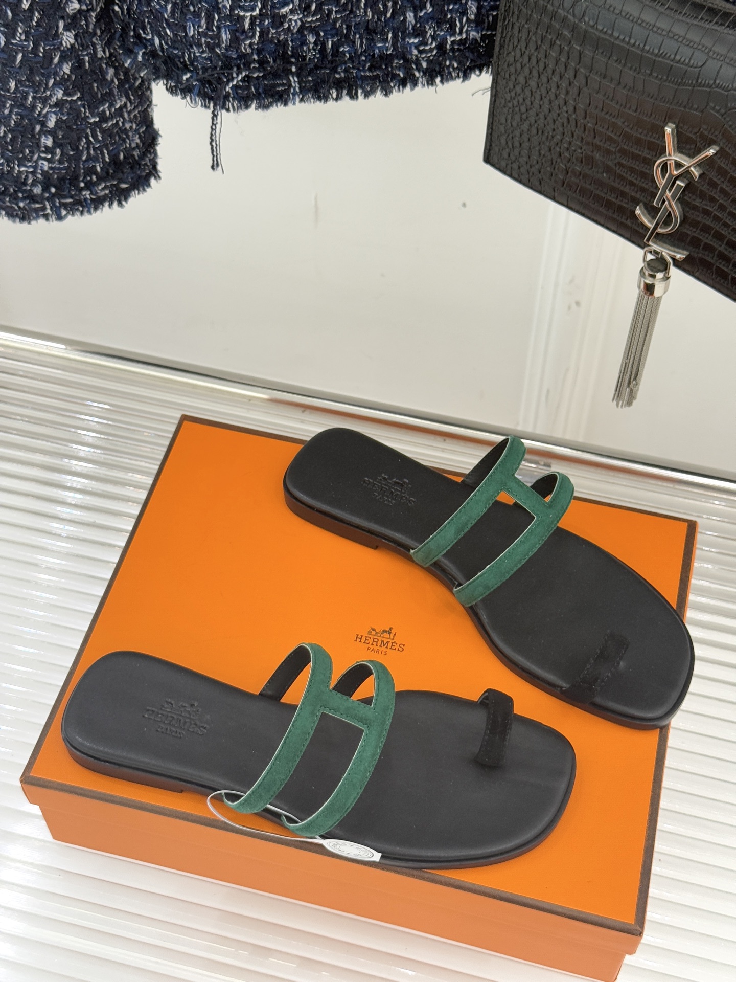 顶版 （配原版飞机盒）Hermès/爱马仕经典镂空猪鼻子夹脚拖鞋标志性的猪鼻子镂空设计俏皮吸睛在简约中彰