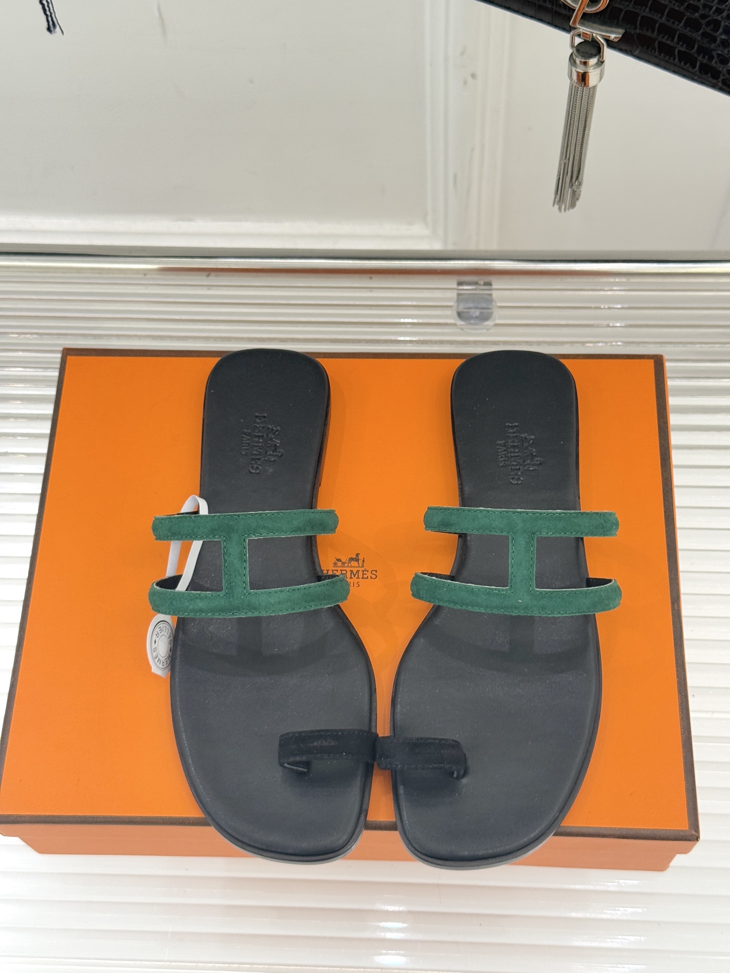 顶版 （配原版飞机盒）Hermès/爱马仕经典镂空猪鼻子夹脚拖鞋标志性的猪鼻子镂空设计俏皮吸睛在简约中彰