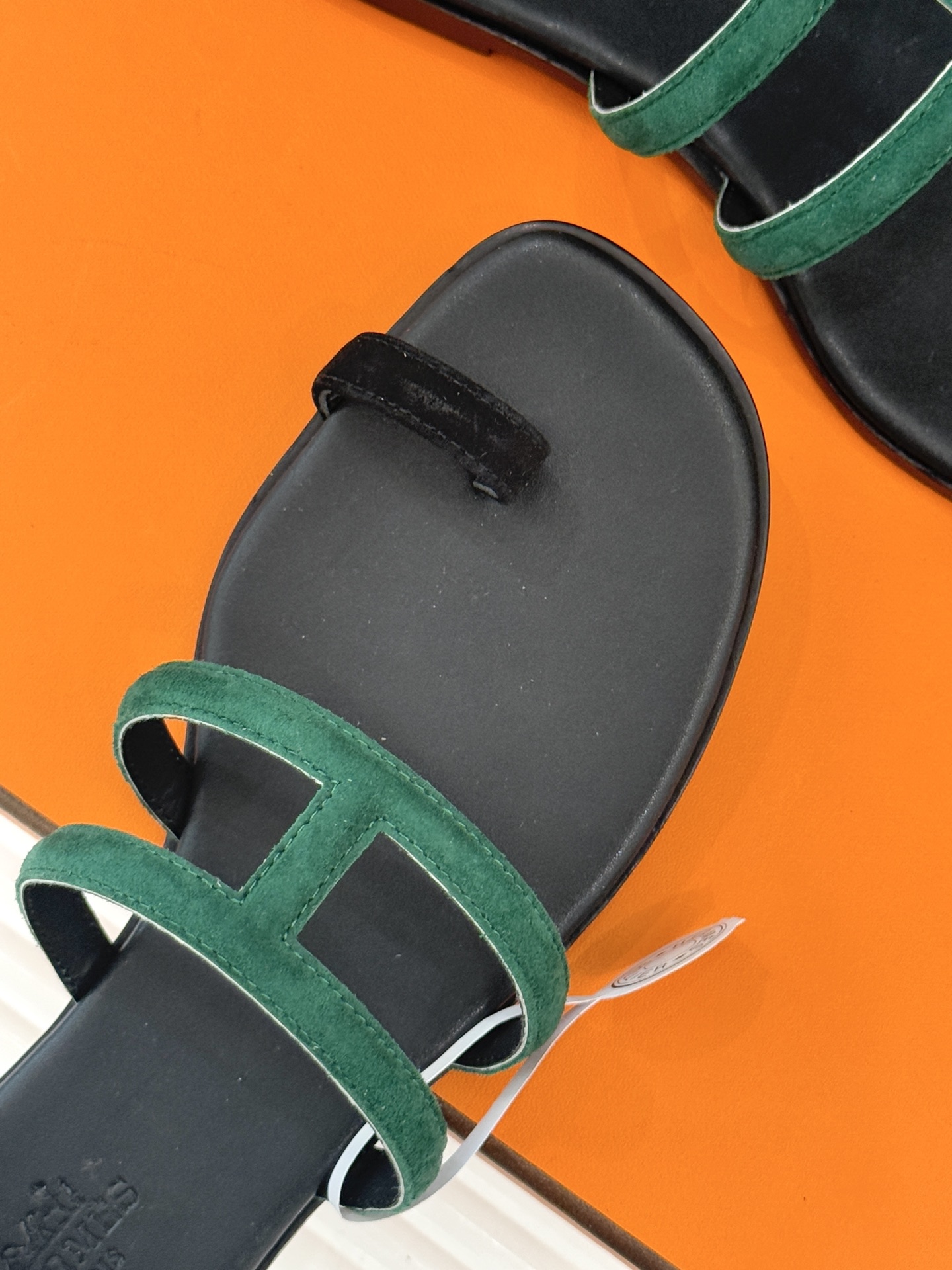 顶版 （配原版飞机盒）Hermès/爱马仕经典镂空猪鼻子夹脚拖鞋标志性的猪鼻子镂空设计俏皮吸睛在简约中彰