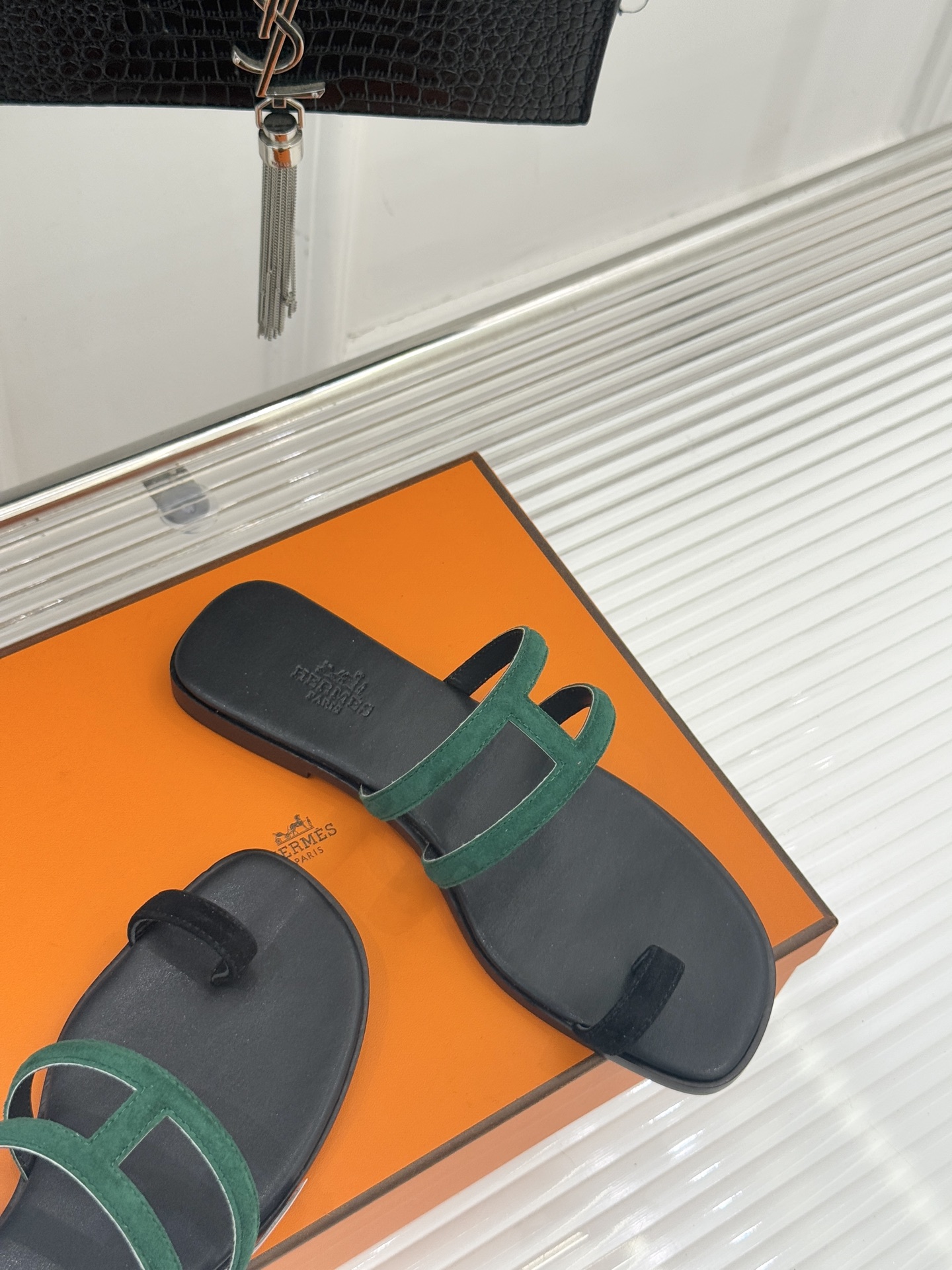 顶版 （配原版飞机盒）Hermès/爱马仕经典镂空猪鼻子夹脚拖鞋标志性的猪鼻子镂空设计俏皮吸睛在简约中彰