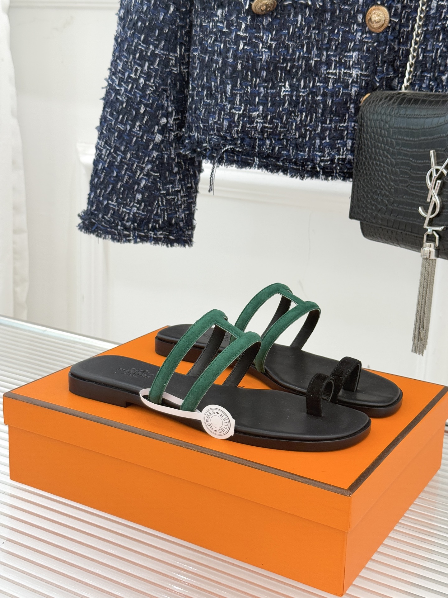 NO:594665,Top version (with original airplane box) Hermès/Hermès classic hollow pig nose flip-flop slippers. The iconic pig nose hollow design is playful and eye-catching. It highlights the brand heritage in simplicity. It is full of high-end feeling. Every detail can stand the attention. The flip-flop design cleverly fits the foot. It is stable and comfortable. Whether you are strolling on the seaside or shuttling in the city streets, it is the best choice to brighten your look and inject a touch of casual elegance into your summer outfit.  The fabric is made of original customized leather, the inner pads are all mixed sheepskin, the genuine leather outsole imported from Italy size 35-39 (customized 40/41/42), split-toe shoes, hermes, hermes, slippers, sheepskin, Leather soles19860909顶版（配原版飞机盒） Hermès/爱马仕经典镂空猪鼻子夹脚拖鞋 标志性的猪鼻子镂空设计俏皮吸睛 在简约中彰显品牌底蕴 高级感满满 每一处细节都经得起考究 夹脚设计巧妙贴合足部 既稳固又舒适 无论是漫步海滨 还是在城市街头穿梭 它都是点亮造型的不二之选 为你的夏日穿搭注入一抹随性优雅 . 面料采用原版定制皮料 内里垫脚均为混种羊皮 意大利进口真皮大底 size35-39（40/41/42定制）,分趾鞋,hermes,hermes,slippers,sheepskin,Leather soles,Women's Shoes