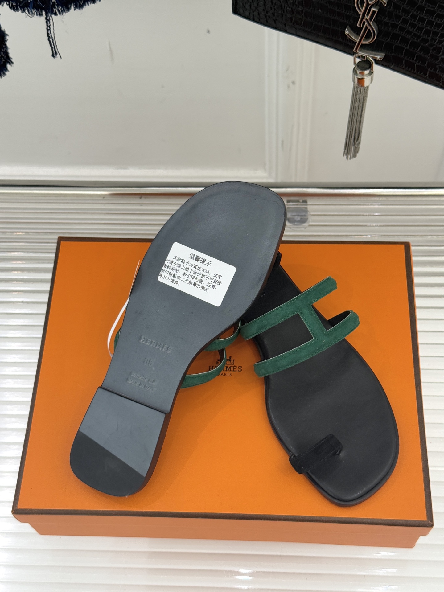 顶版 （配原版飞机盒）Hermès/爱马仕经典镂空猪鼻子夹脚拖鞋标志性的猪鼻子镂空设计俏皮吸睛在简约中彰