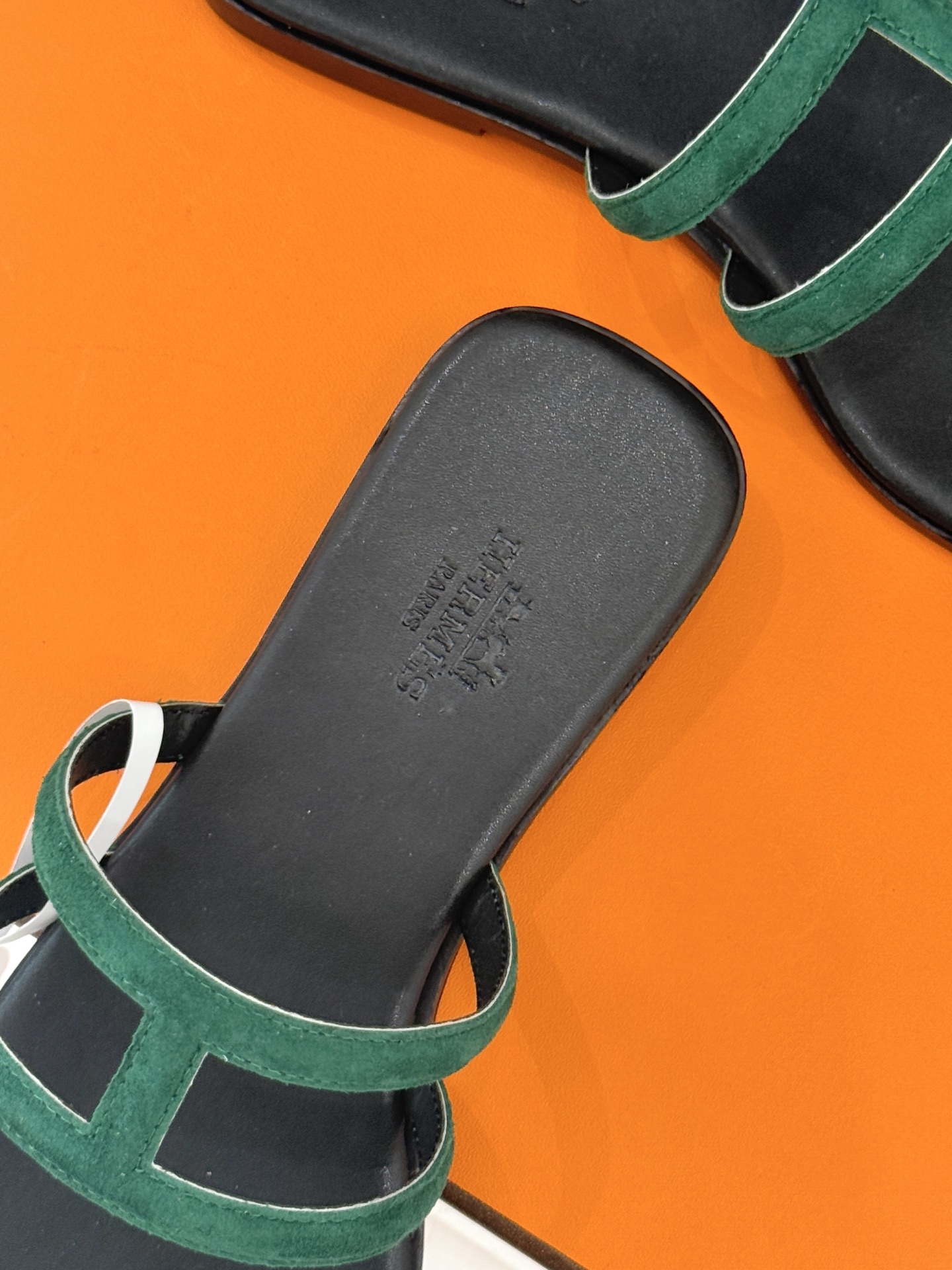 顶版 （配原版飞机盒）Hermès/爱马仕经典镂空猪鼻子夹脚拖鞋标志性的猪鼻子镂空设计俏皮吸睛在简约中彰