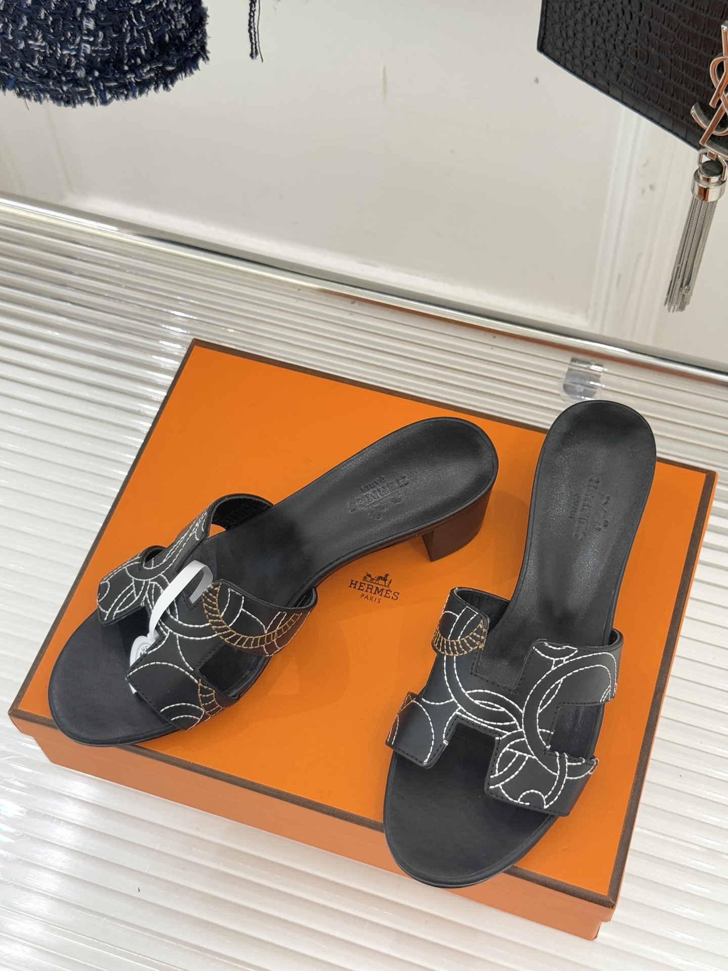 （配原版飞机盒）Hermès/爱马仕万年经典平底粗跟H拖将简约美学与极致工艺完美融合。粗跟设计 赋予你恰