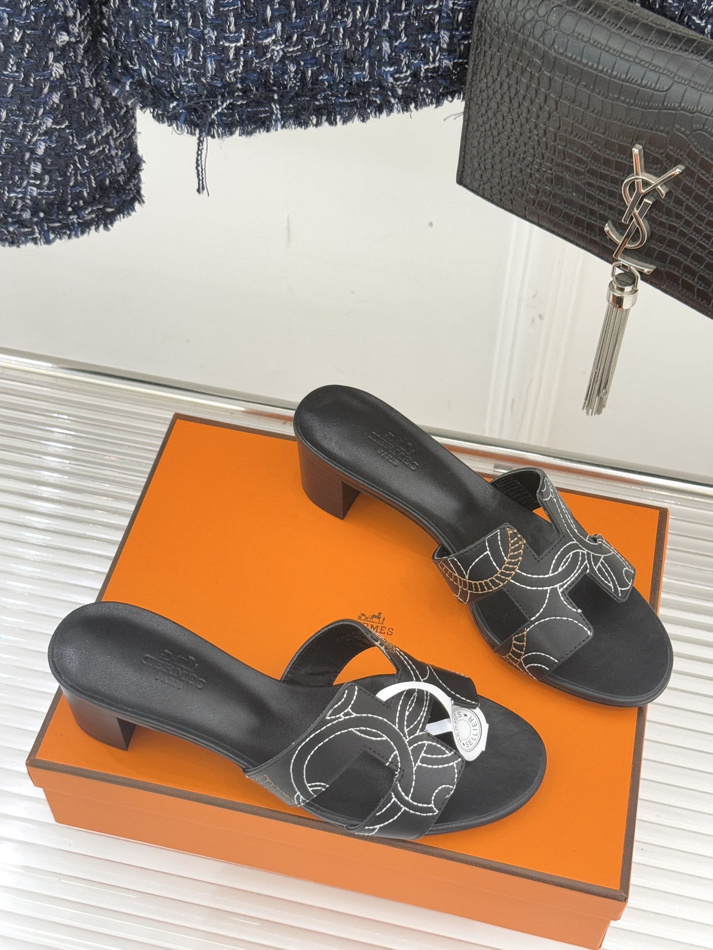 （配原版飞机盒）Hermès/爱马仕万年经典平底粗跟H拖将简约美学与极致工艺完美融合。粗跟设计 赋予你恰