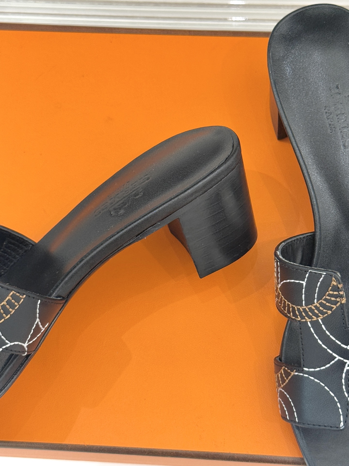 （配原版飞机盒）Hermès/爱马仕万年经典平底粗跟H拖将简约美学与极致工艺完美融合。粗跟设计 赋予你恰