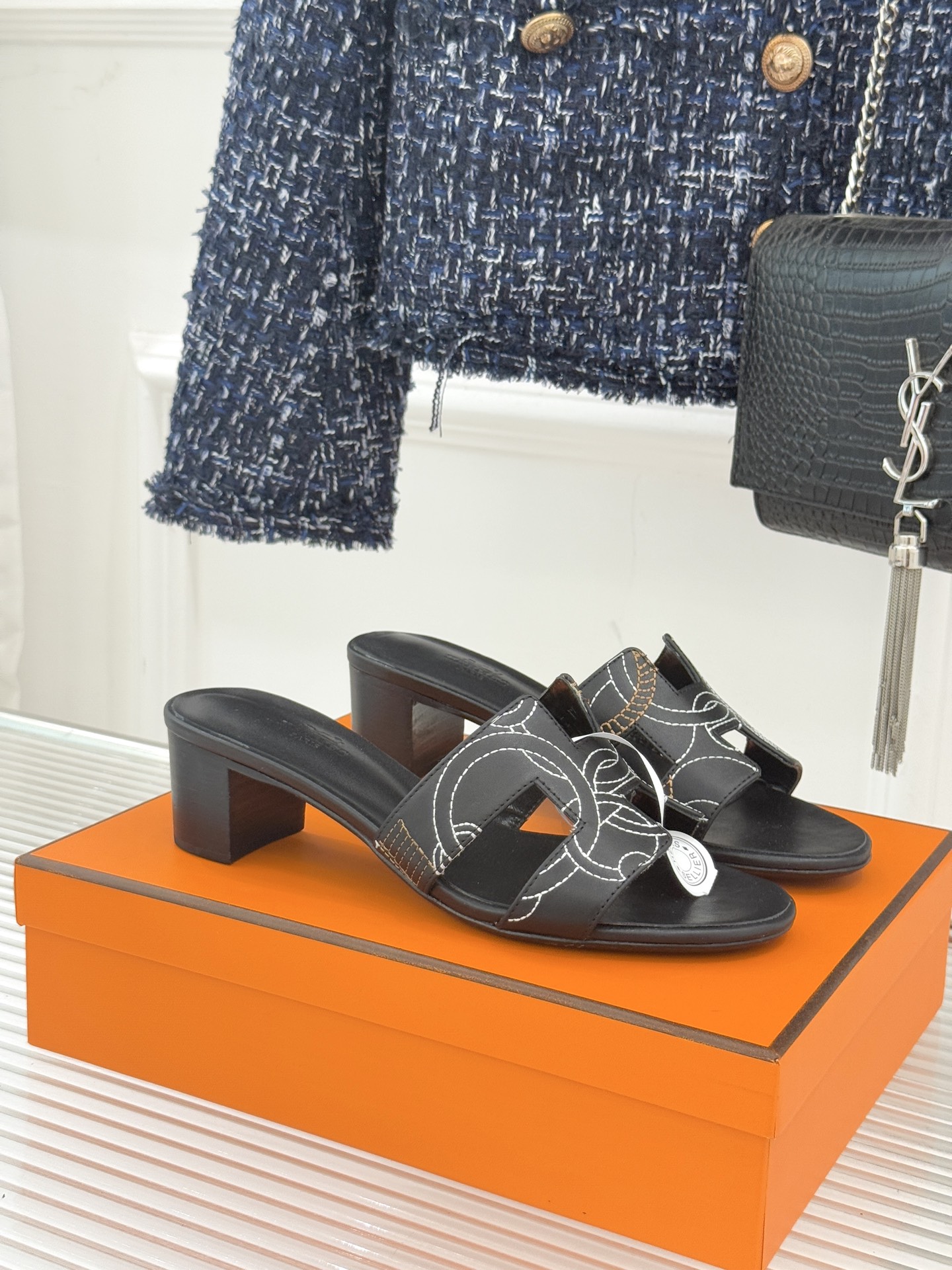 （配原版飞机盒）Hermès/爱马仕万年经典平底粗跟H拖将简约美学与极致工艺完美融合。粗跟设计 赋予你恰