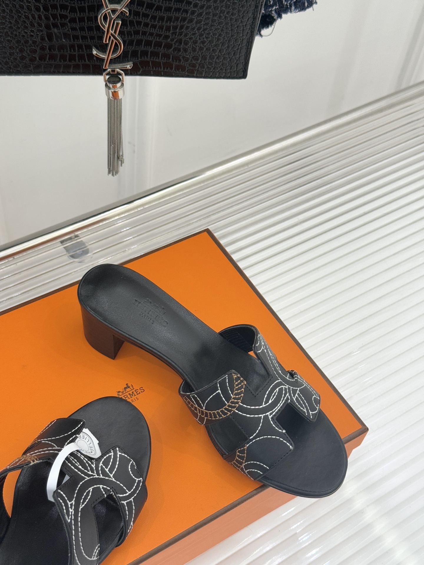 （配原版飞机盒）Hermès/爱马仕万年经典平底粗跟H拖将简约美学与极致工艺完美融合。粗跟设计 赋予你恰