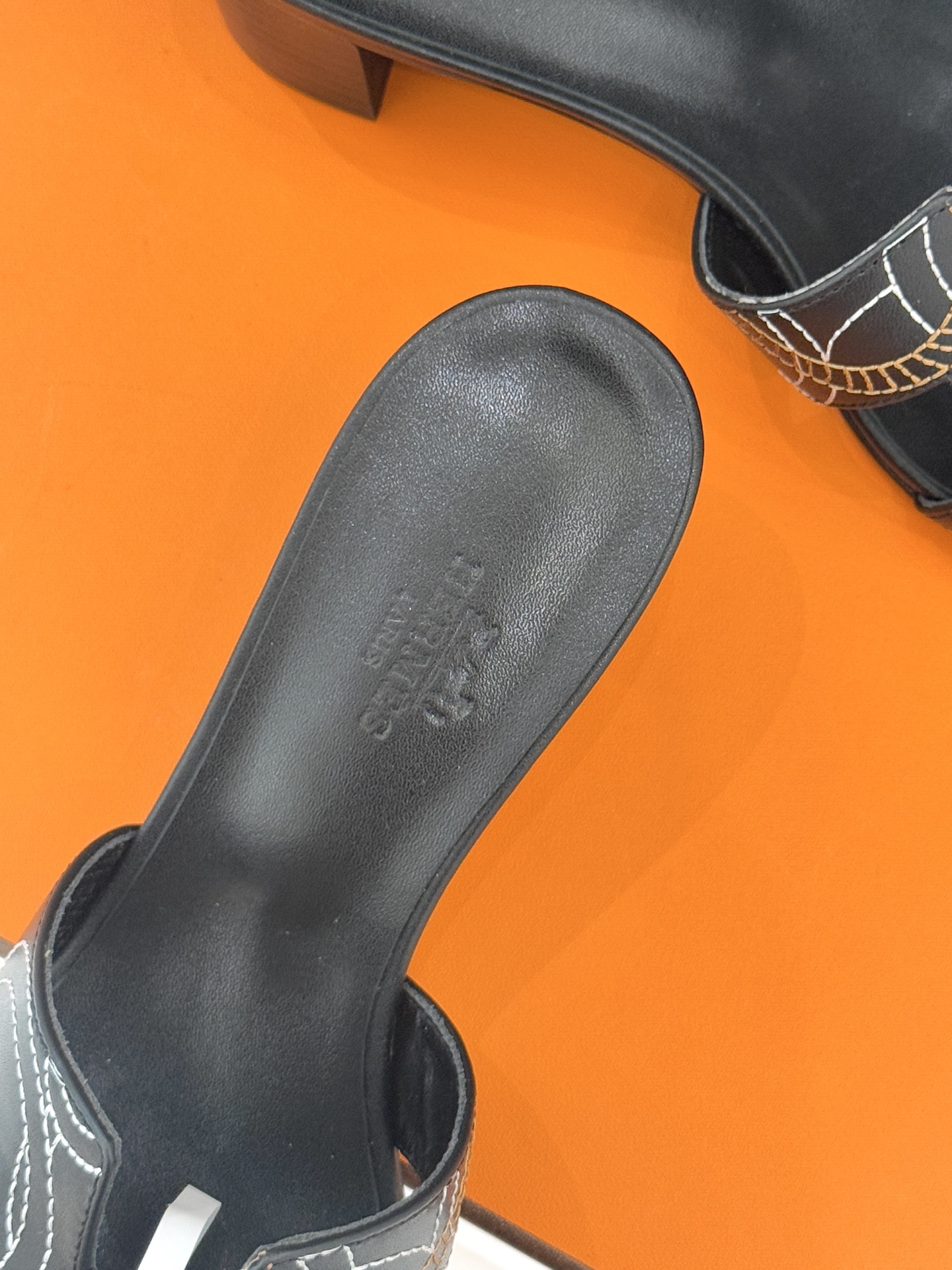 （配原版飞机盒）Hermès/爱马仕万年经典平底粗跟H拖将简约美学与极致工艺完美融合。粗跟设计 赋予你恰