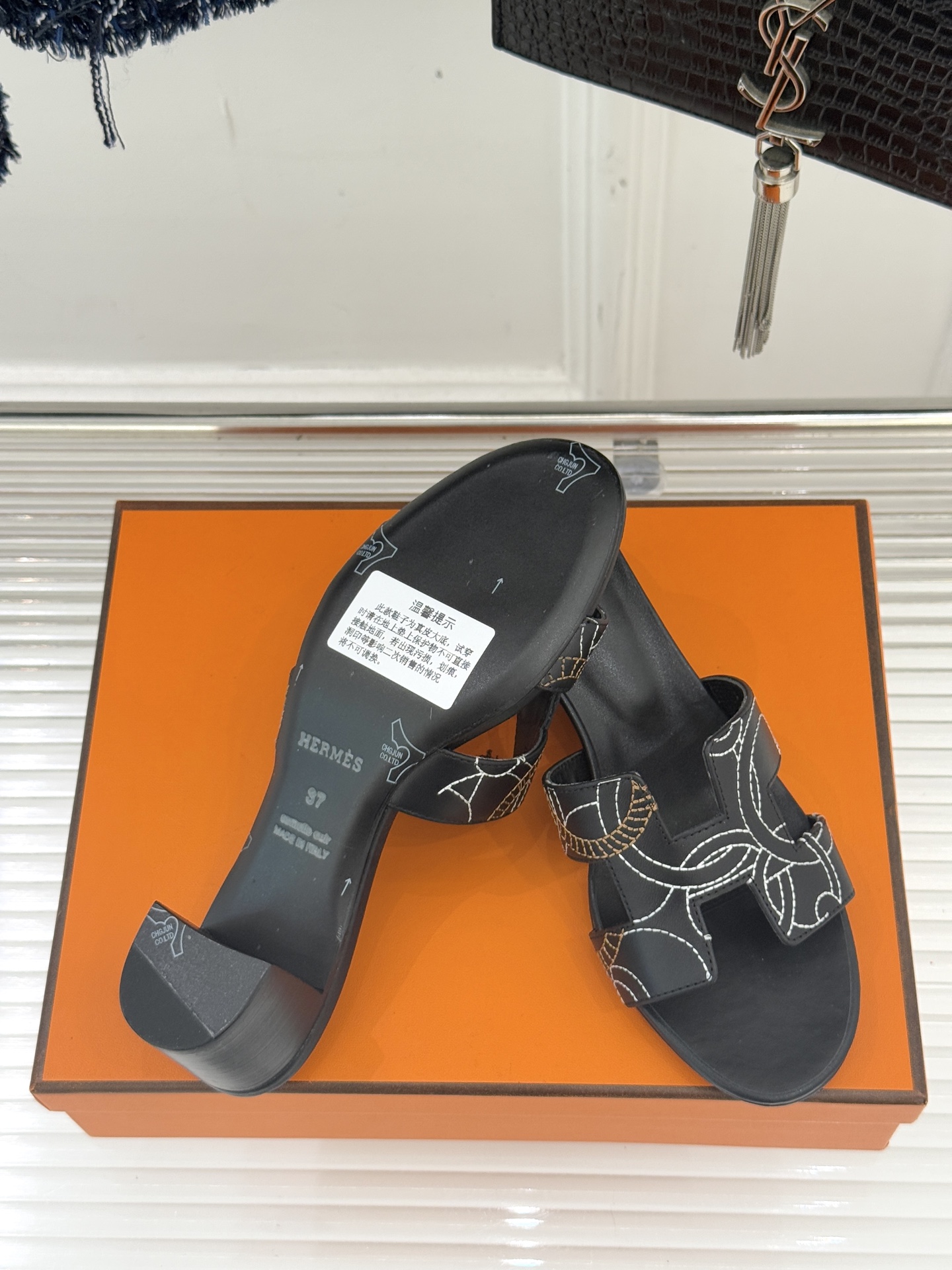 （配原版飞机盒）Hermès/爱马仕万年经典平底粗跟H拖将简约美学与极致工艺完美融合。粗跟设计 赋予你恰