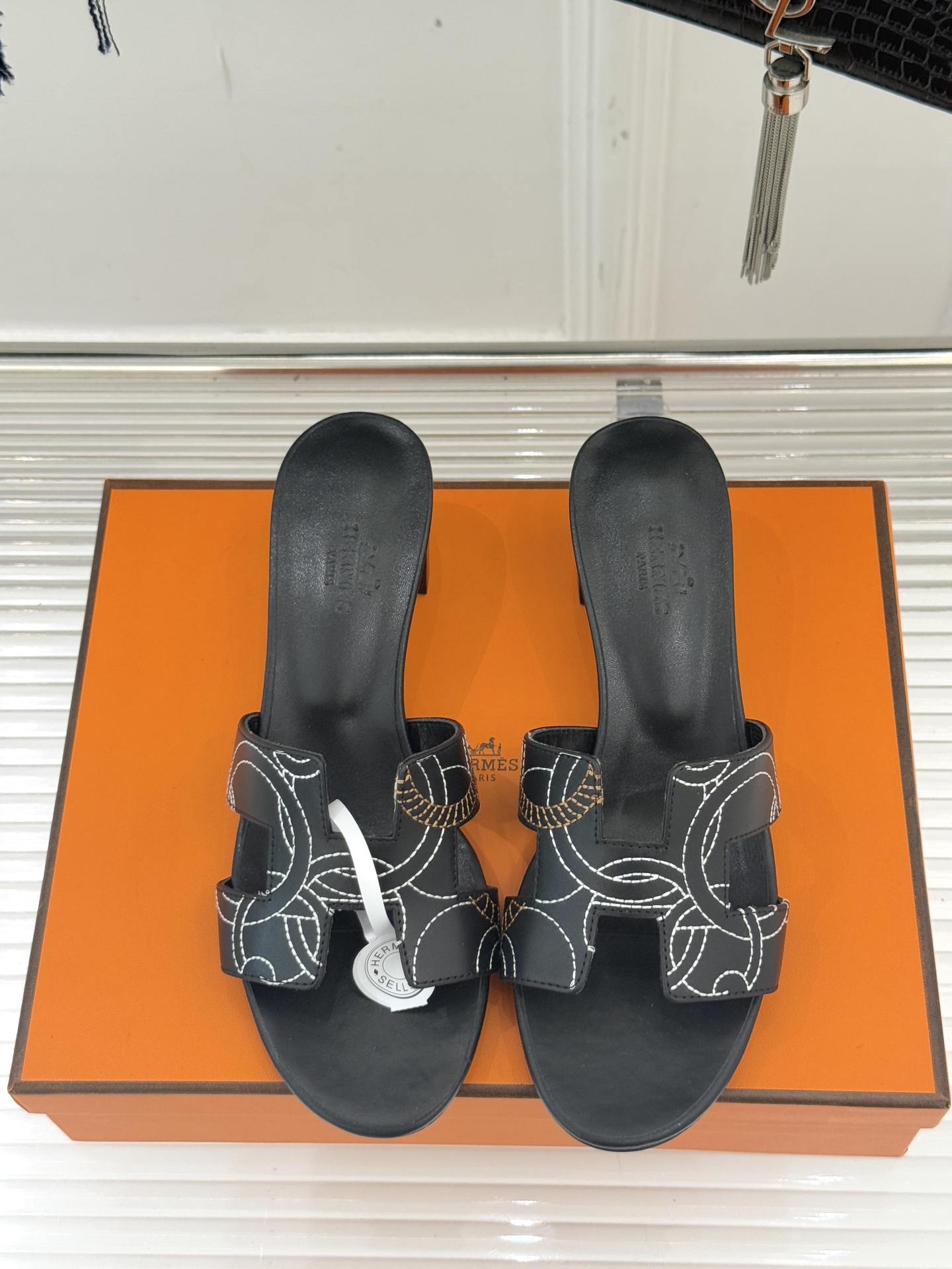 （配原版飞机盒）Hermès/爱马仕万年经典平底粗跟H拖将简约美学与极致工艺完美融合。粗跟设计 赋予你恰