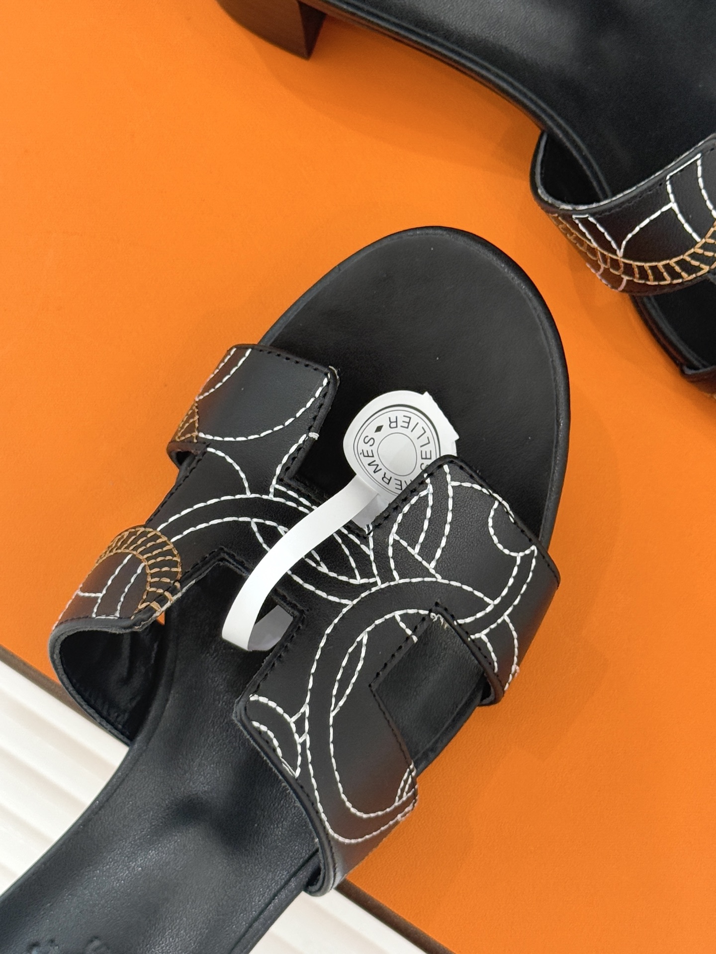 （配原版飞机盒）Hermès/爱马仕万年经典平底粗跟H拖将简约美学与极致工艺完美融合。粗跟设计 赋予你恰