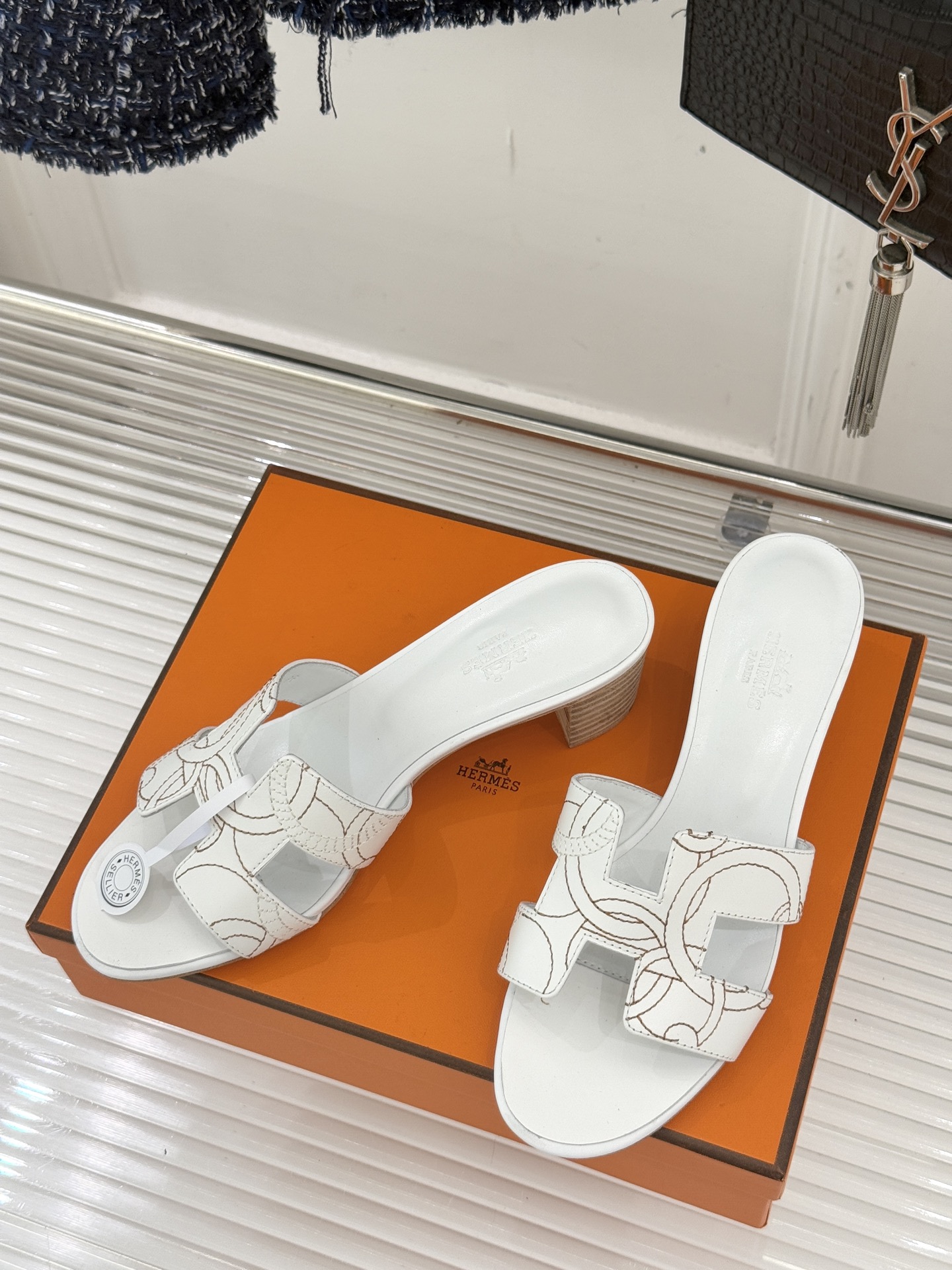 （配原版飞机盒）Hermès/爱马仕万年经典平底粗跟H拖将简约美学与极致工艺完美融合。粗跟设计 赋予你恰