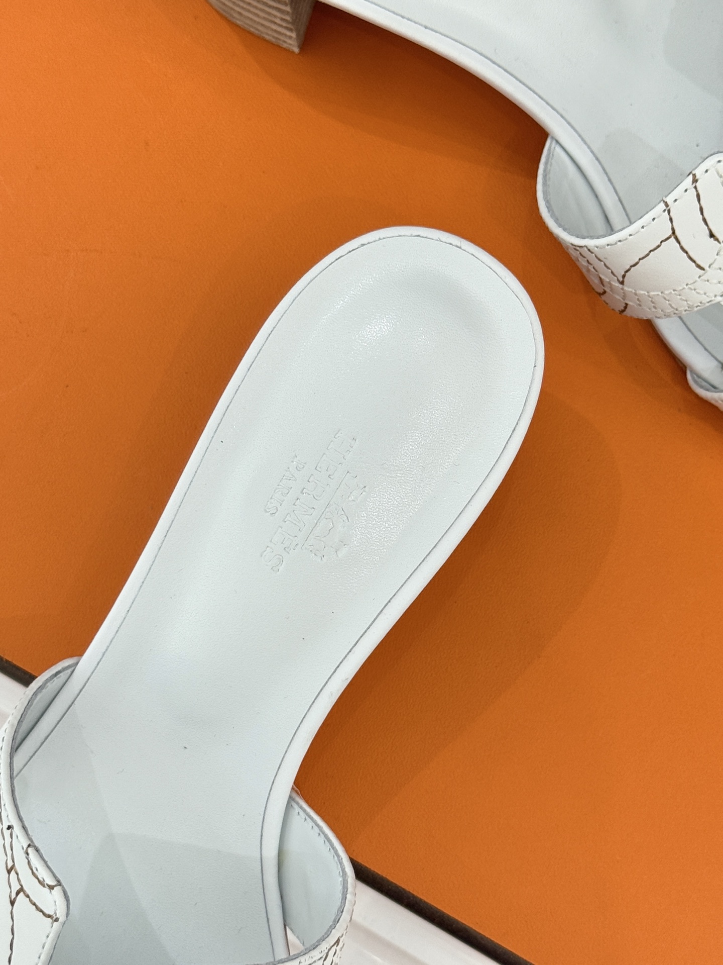 （配原版飞机盒）Hermès/爱马仕万年经典平底粗跟H拖将简约美学与极致工艺完美融合。粗跟设计 赋予你恰