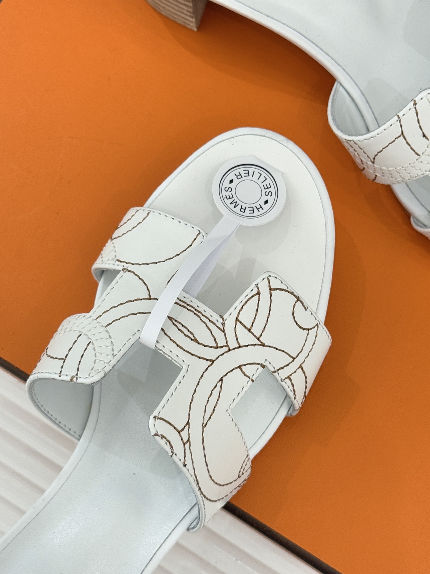 （配原版飞机盒）Hermès/爱马仕万年经典平底粗跟H拖将简约美学与极致工艺完美融合。粗跟设计 赋予你恰