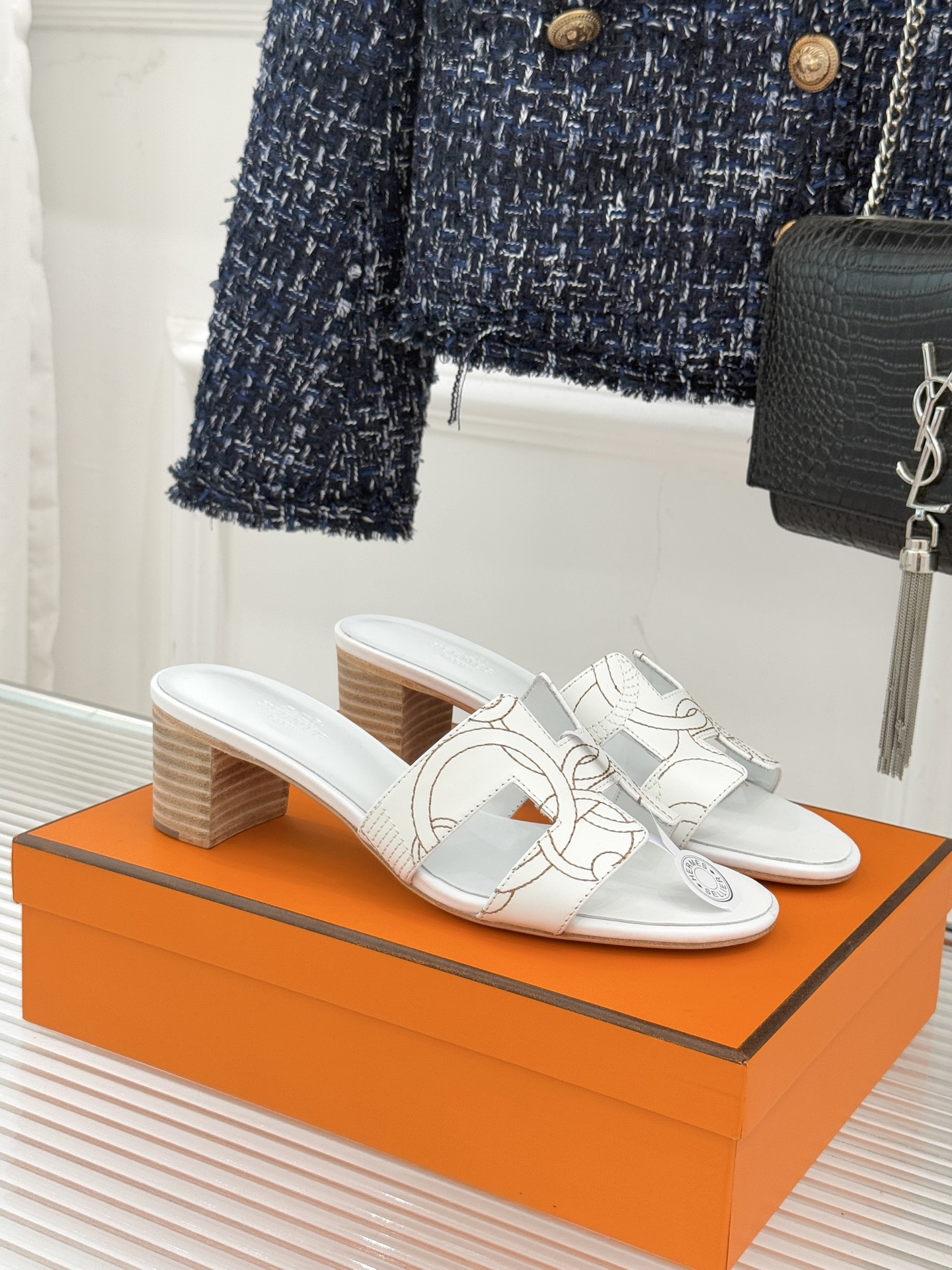 （配原版飞机盒）Hermès/爱马仕万年经典平底粗跟H拖将简约美学与极致工艺完美融合。粗跟设计 赋予你恰