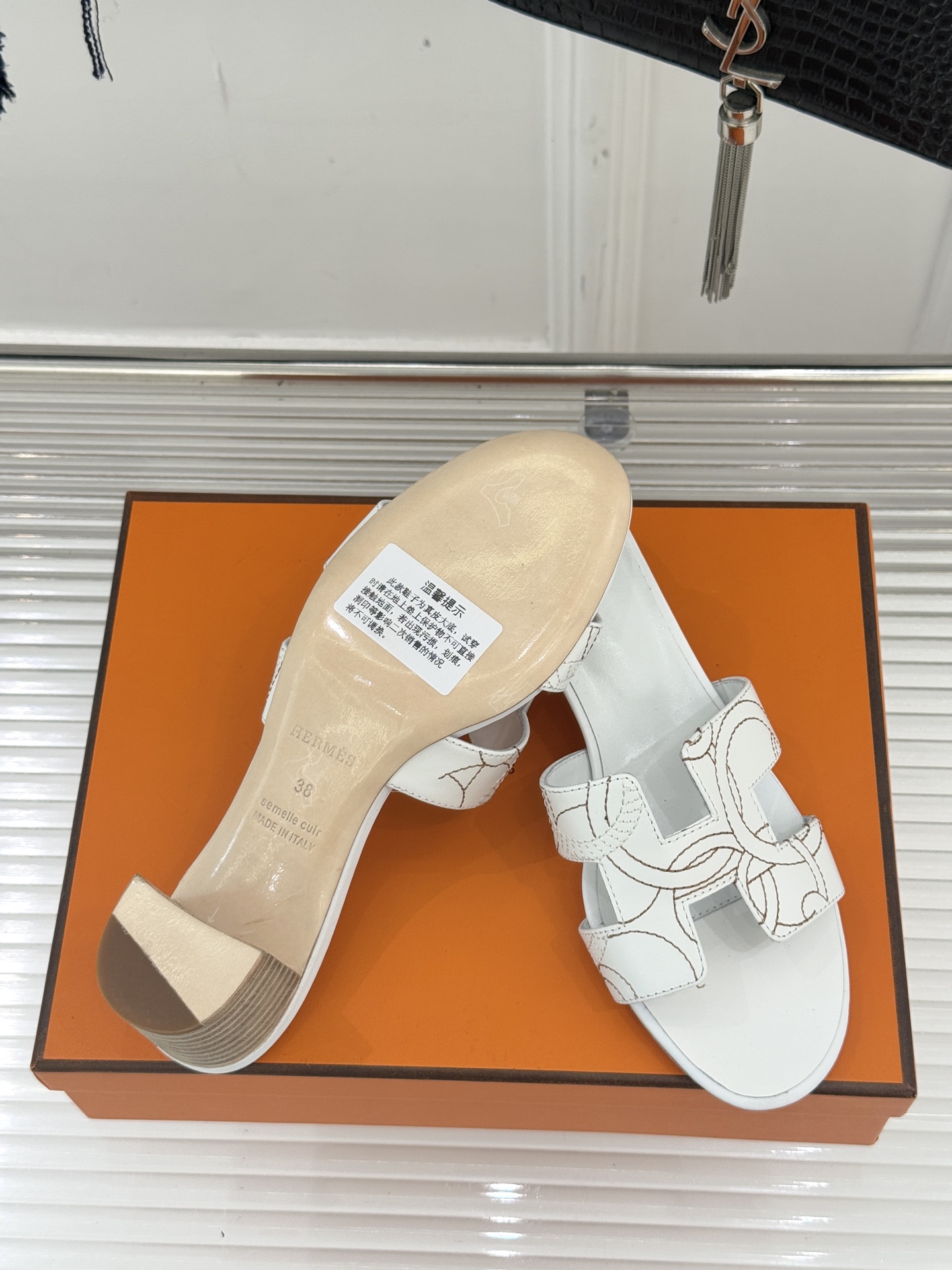 （配原版飞机盒）Hermès/爱马仕万年经典平底粗跟H拖将简约美学与极致工艺完美融合。粗跟设计 赋予你恰