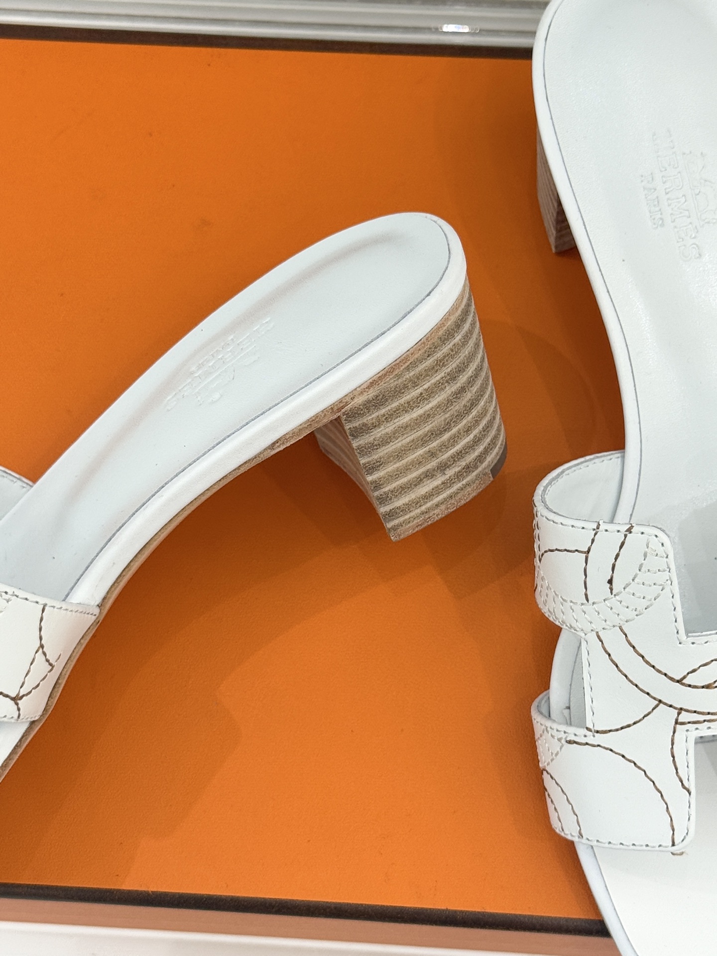 （配原版飞机盒）Hermès/爱马仕万年经典平底粗跟H拖将简约美学与极致工艺完美融合。粗跟设计 赋予你恰