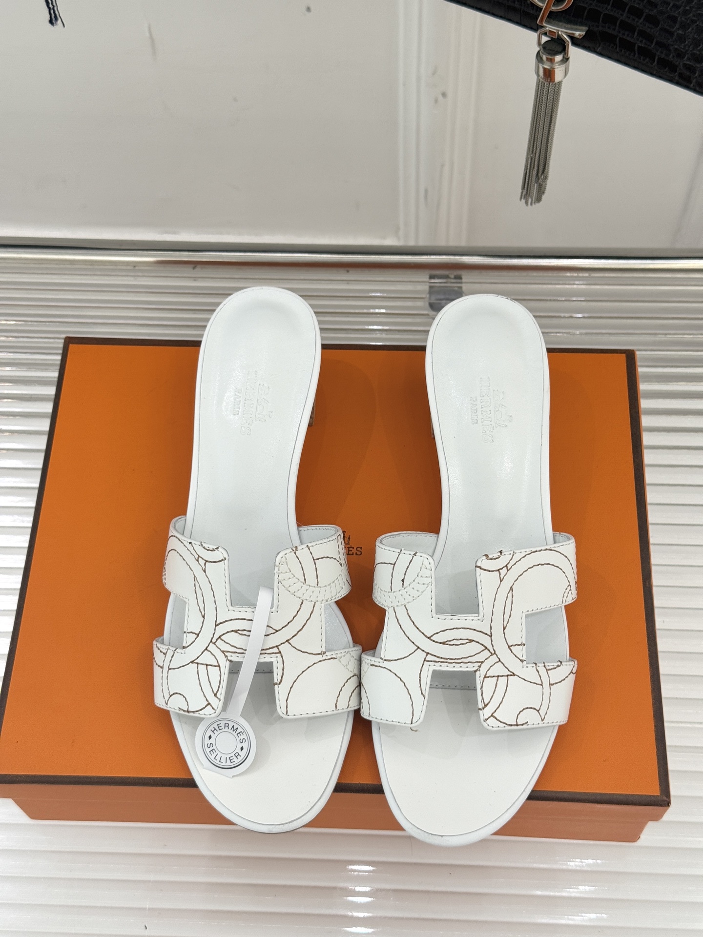 （配原版飞机盒）Hermès/爱马仕万年经典平底粗跟H拖将简约美学与极致工艺完美融合。粗跟设计 赋予你恰