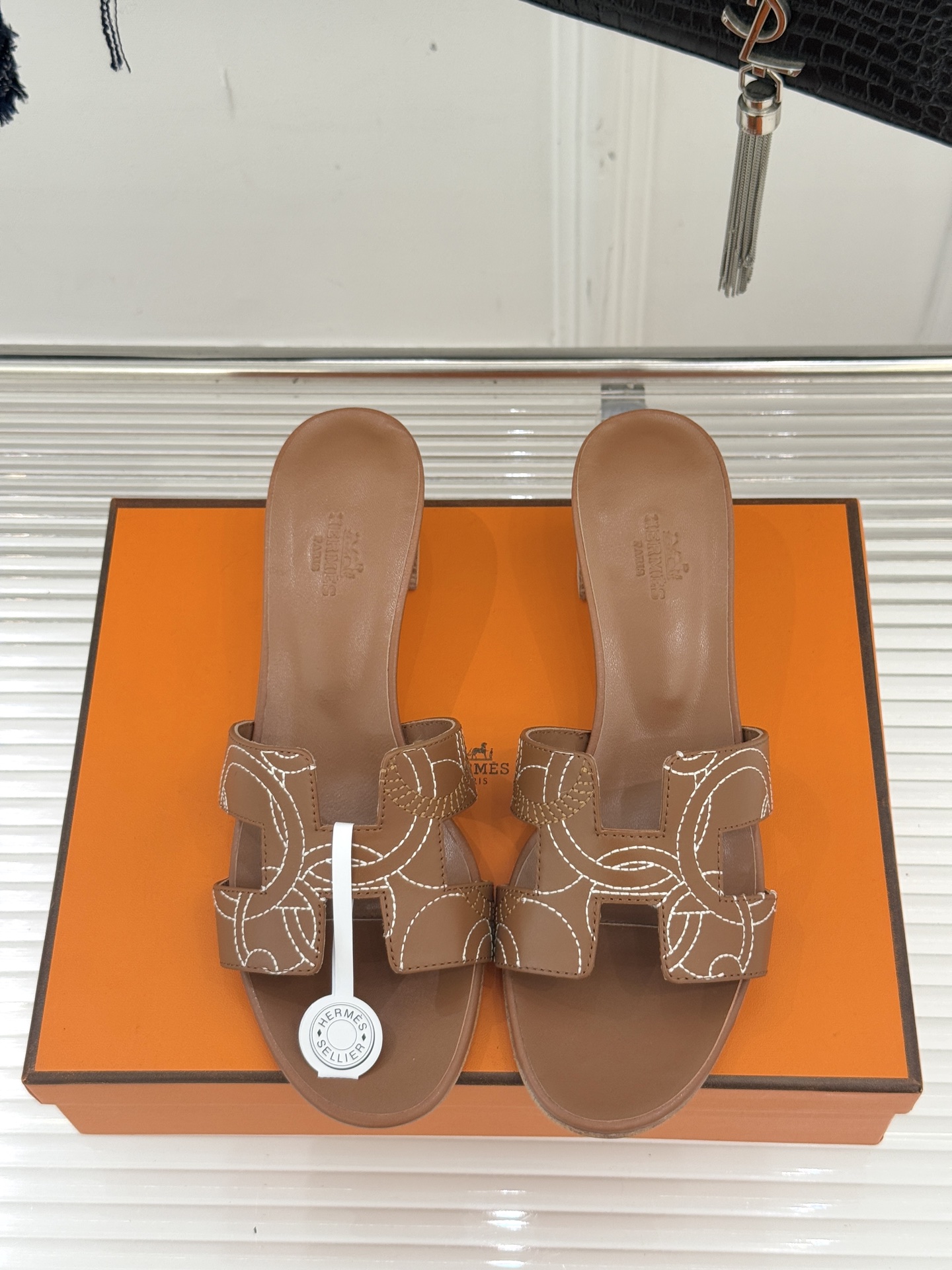 （配原版飞机盒）Hermès/爱马仕万年经典平底粗跟H拖将简约美学与极致工艺完美融合。粗跟设计 赋予你恰