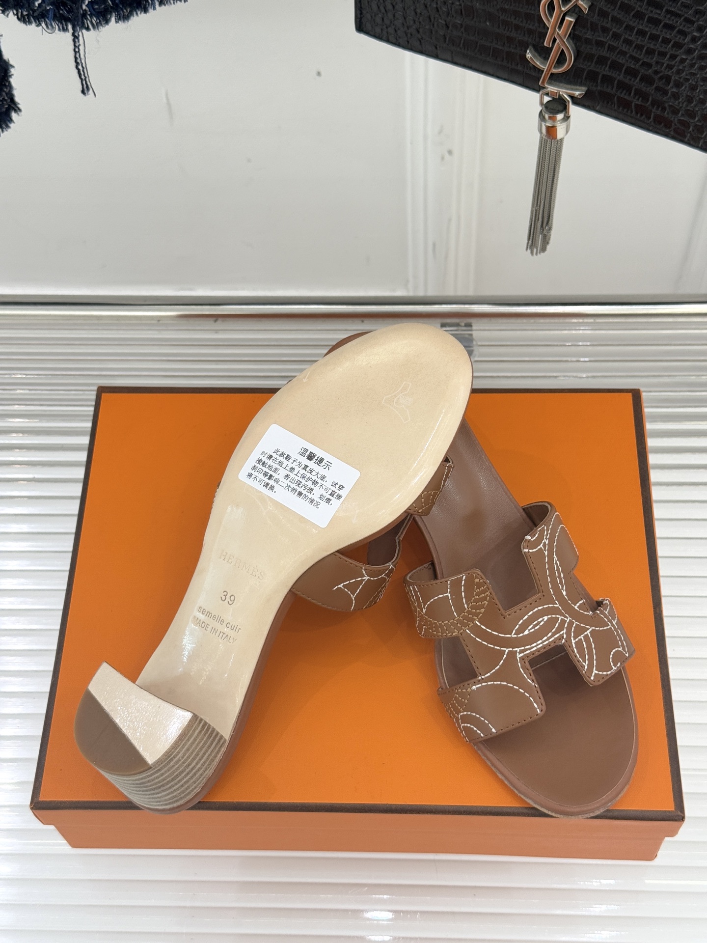 （配原版飞机盒）Hermès/爱马仕万年经典平底粗跟H拖将简约美学与极致工艺完美融合。粗跟设计 赋予你恰