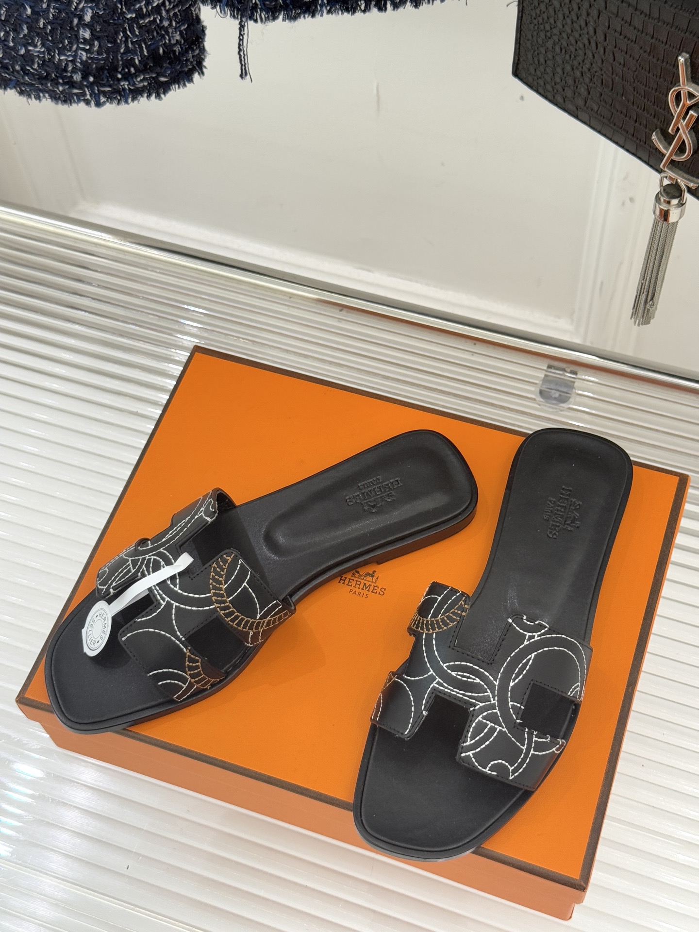 （配原版飞机盒）Hermès/爱马仕万年经典平底粗跟H拖将简约美学与极致工艺完美融合。粗跟设计 赋予你恰