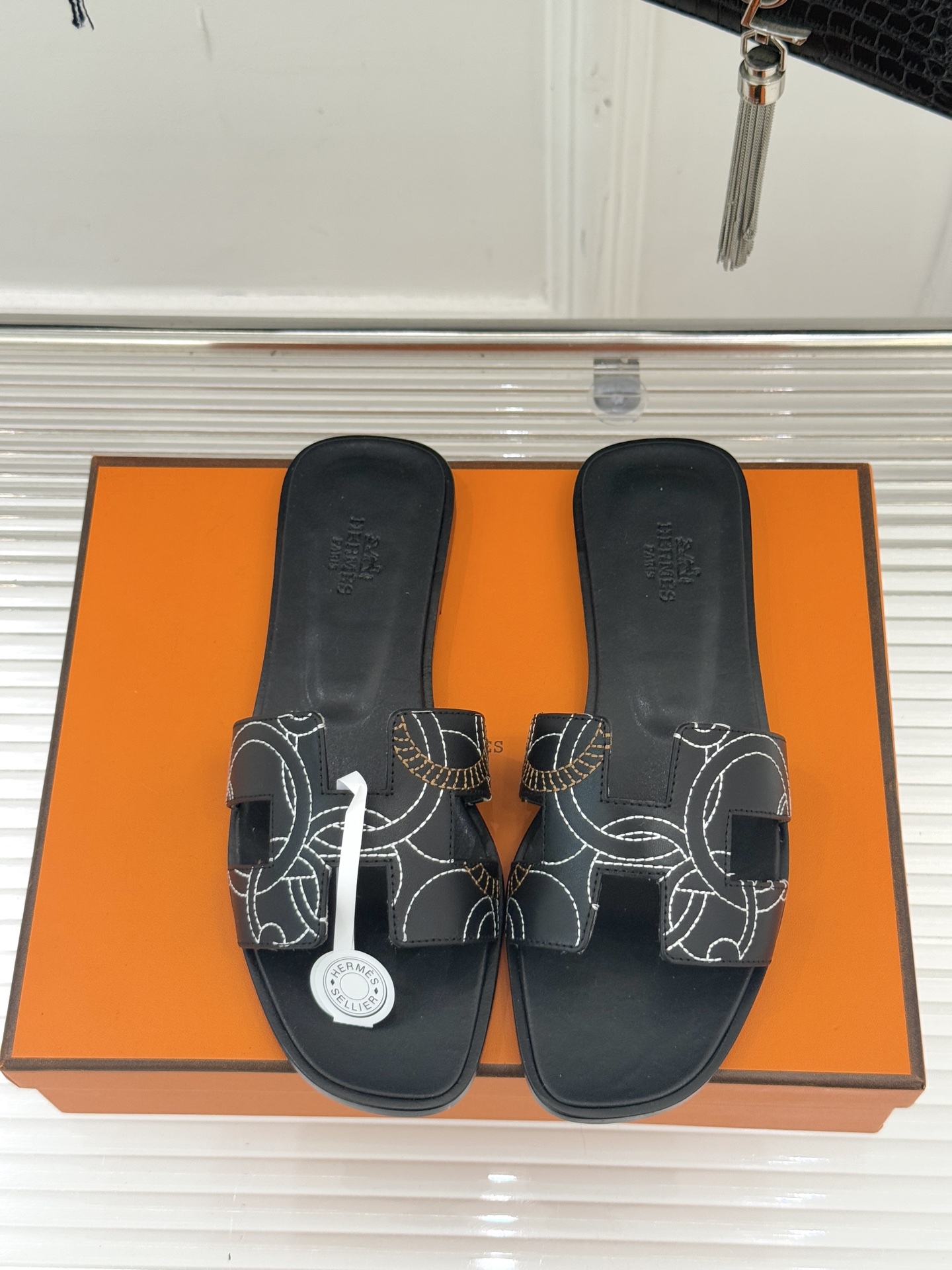 （配原版飞机盒）Hermès/爱马仕万年经典平底粗跟H拖将简约美学与极致工艺完美融合。粗跟设计 赋予你恰