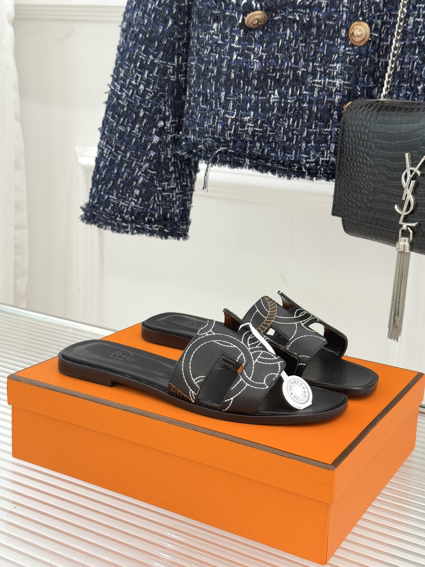 （配原版飞机盒）Hermès/爱马仕万年经典平底粗跟H拖将简约美学与极致工艺完美融合。粗跟设计 赋予你恰