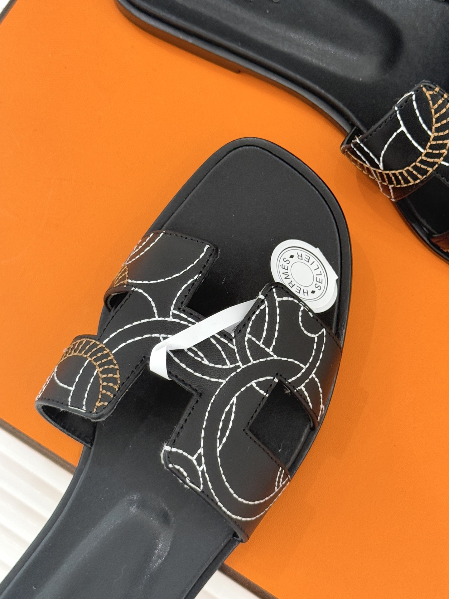 （配原版飞机盒）Hermès/爱马仕万年经典平底粗跟H拖将简约美学与极致工艺完美融合。粗跟设计 赋予你恰