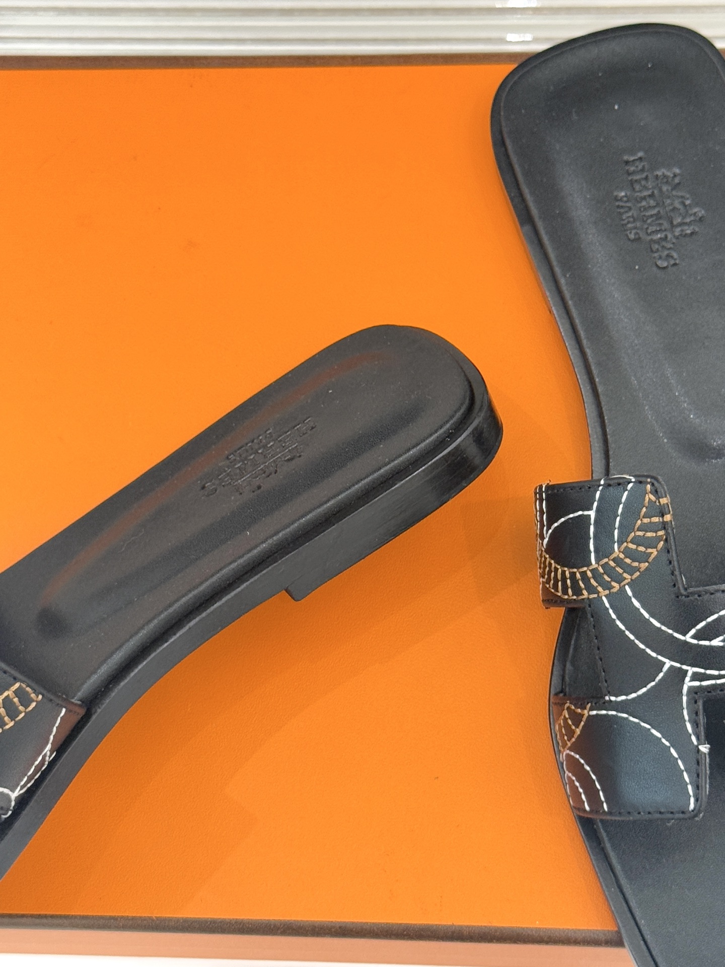 （配原版飞机盒）Hermès/爱马仕万年经典平底粗跟H拖将简约美学与极致工艺完美融合。粗跟设计 赋予你恰