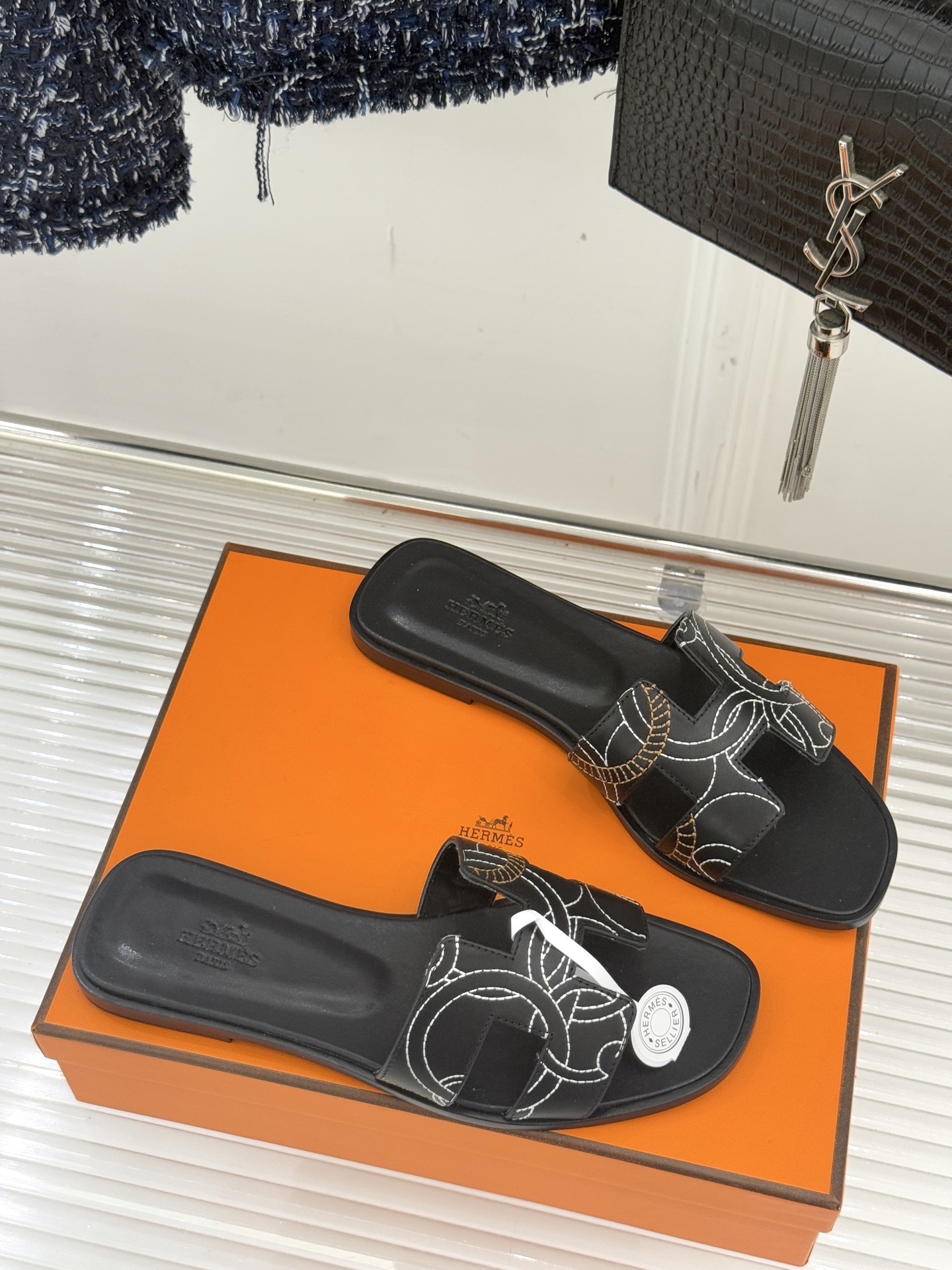 （配原版飞机盒）Hermès/爱马仕万年经典平底粗跟H拖将简约美学与极致工艺完美融合。粗跟设计 赋予你恰