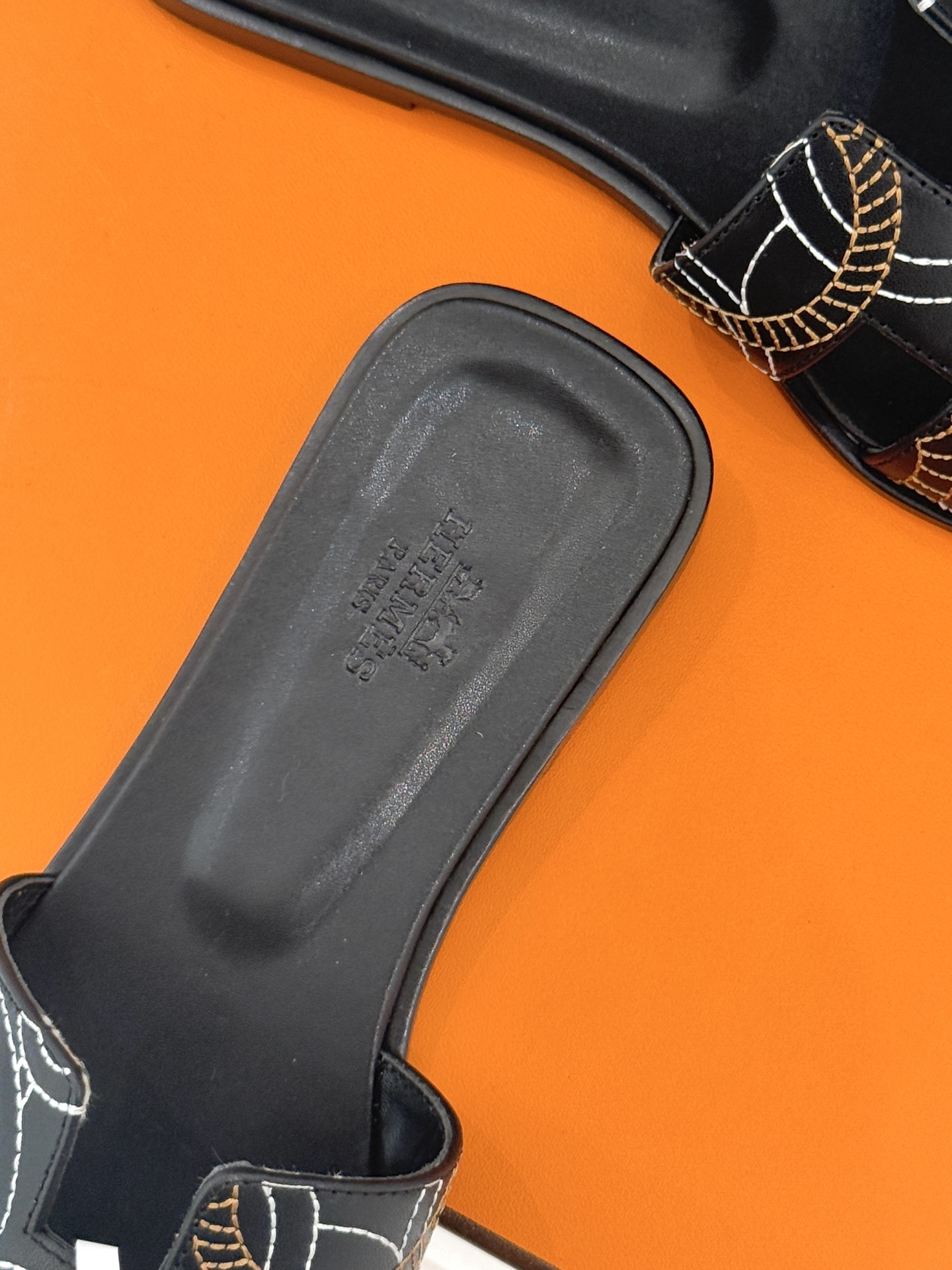 （配原版飞机盒）Hermès/爱马仕万年经典平底粗跟H拖将简约美学与极致工艺完美融合。粗跟设计 赋予你恰