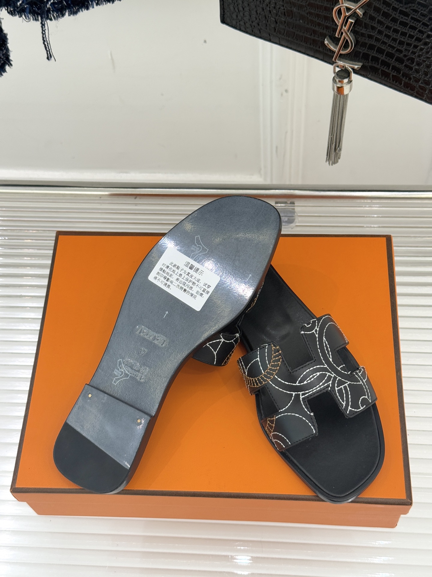 （配原版飞机盒）Hermès/爱马仕万年经典平底粗跟H拖将简约美学与极致工艺完美融合。粗跟设计 赋予你恰