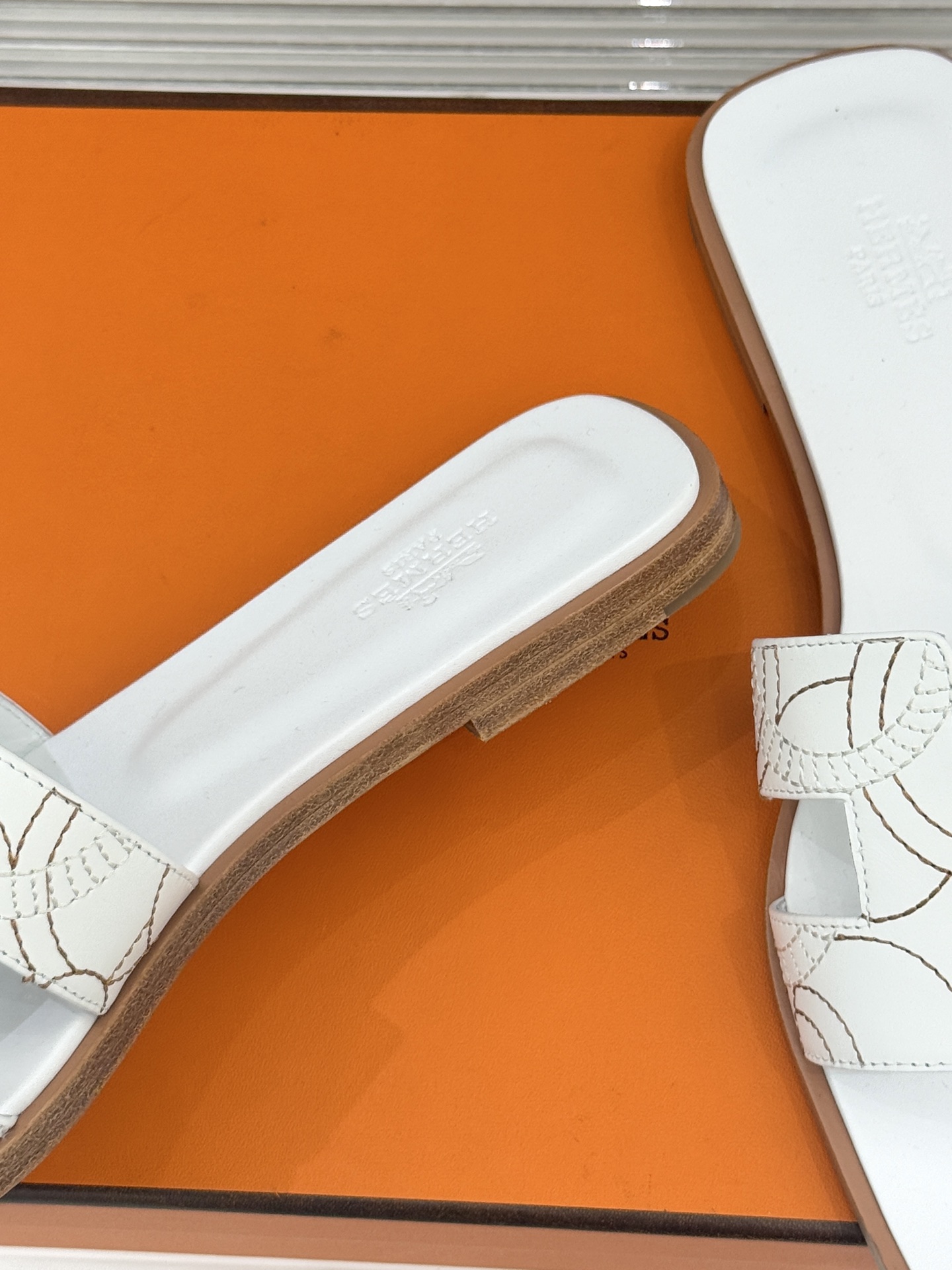 （配原版飞机盒）Hermès/爱马仕万年经典平底粗跟H拖将简约美学与极致工艺完美融合。粗跟设计 赋予你恰