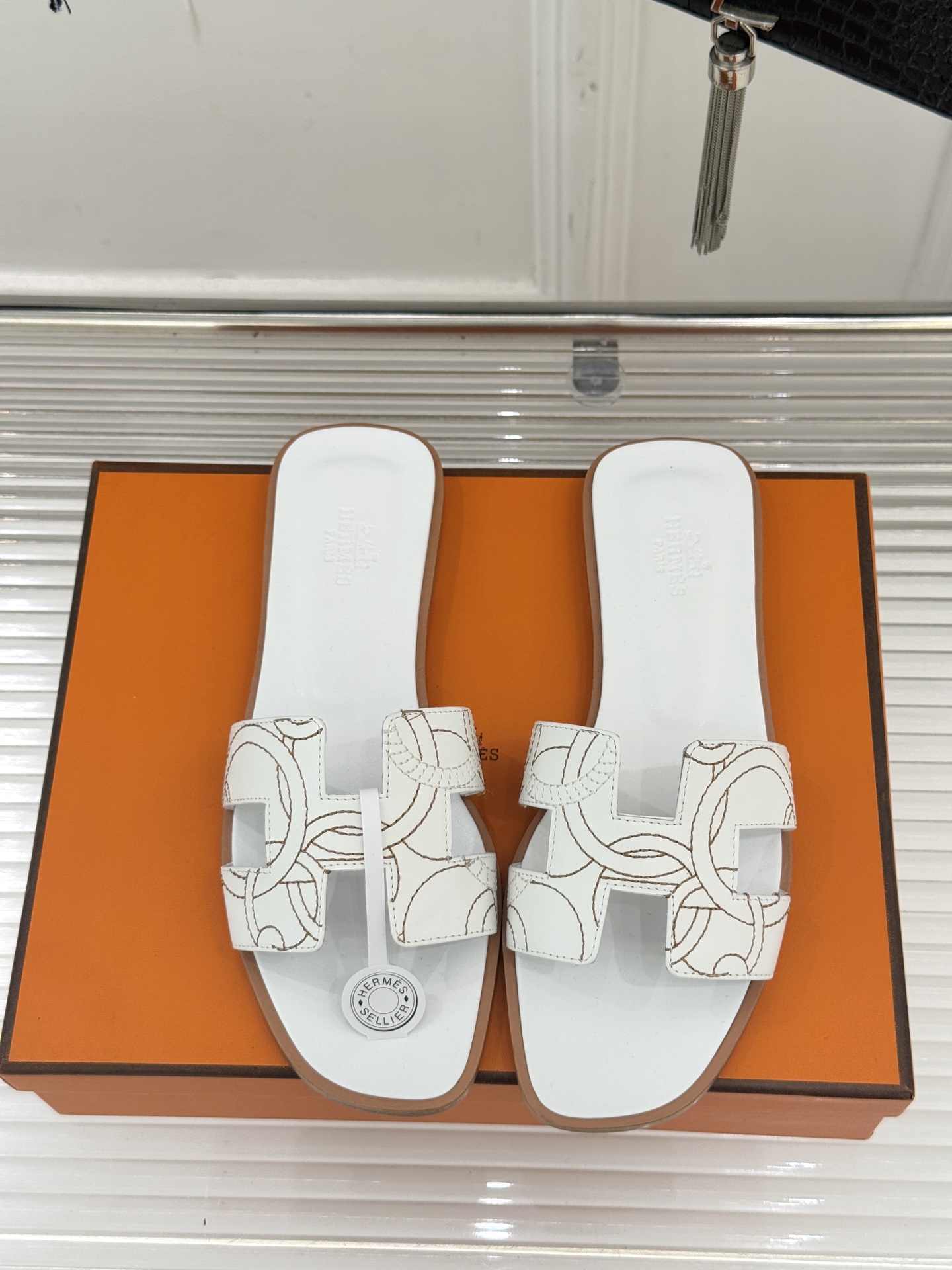 （配原版飞机盒）Hermès/爱马仕万年经典平底粗跟H拖将简约美学与极致工艺完美融合。粗跟设计 赋予你恰