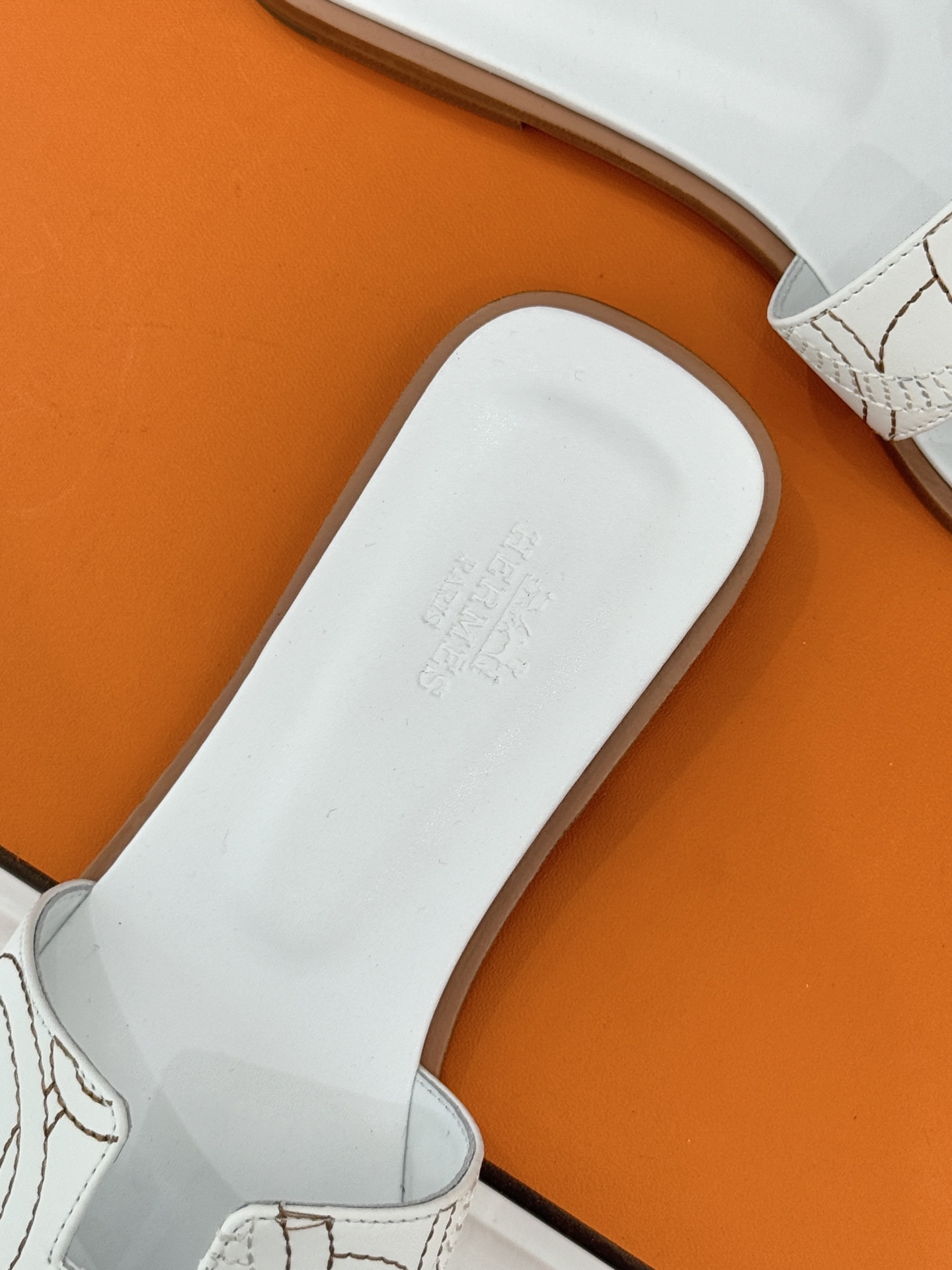 （配原版飞机盒）Hermès/爱马仕万年经典平底粗跟H拖将简约美学与极致工艺完美融合。粗跟设计 赋予你恰