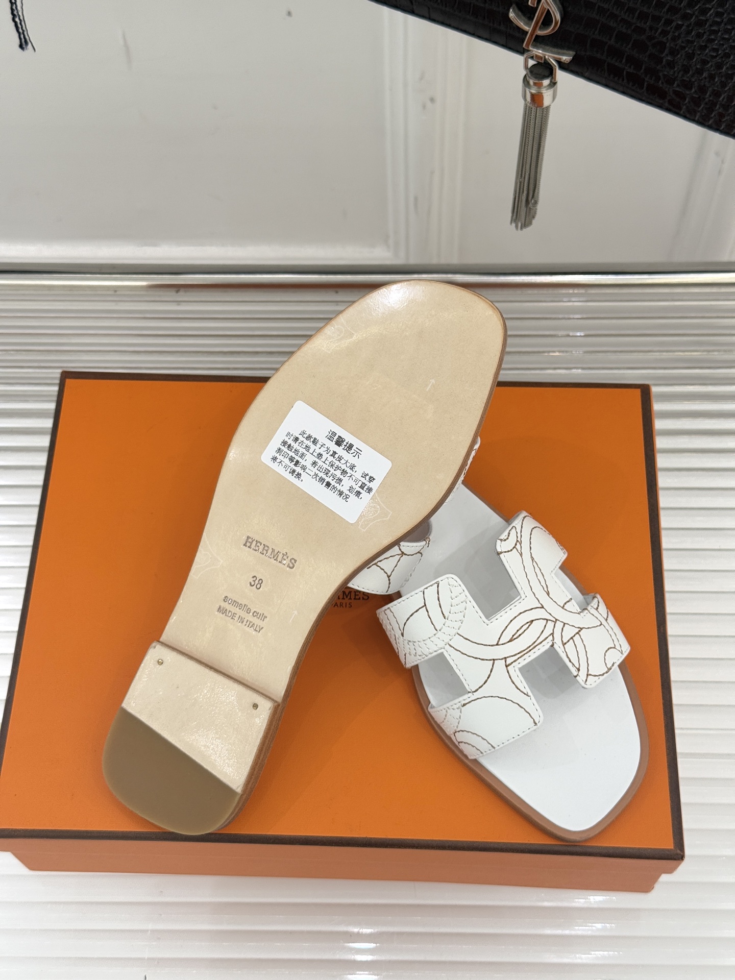 （配原版飞机盒）Hermès/爱马仕万年经典平底粗跟H拖将简约美学与极致工艺完美融合。粗跟设计 赋予你恰