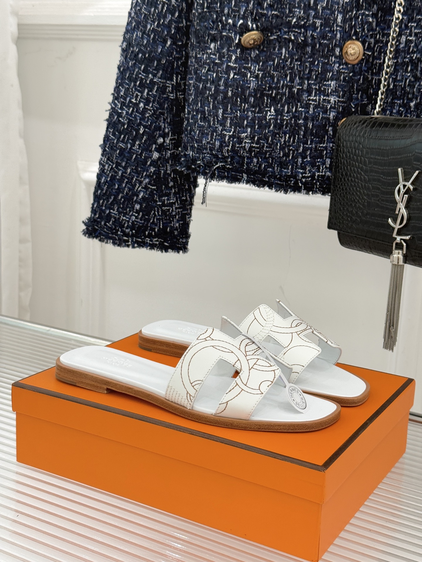 （配原版飞机盒）Hermès/爱马仕万年经典平底粗跟H拖将简约美学与极致工艺完美融合。粗跟设计 赋予你恰